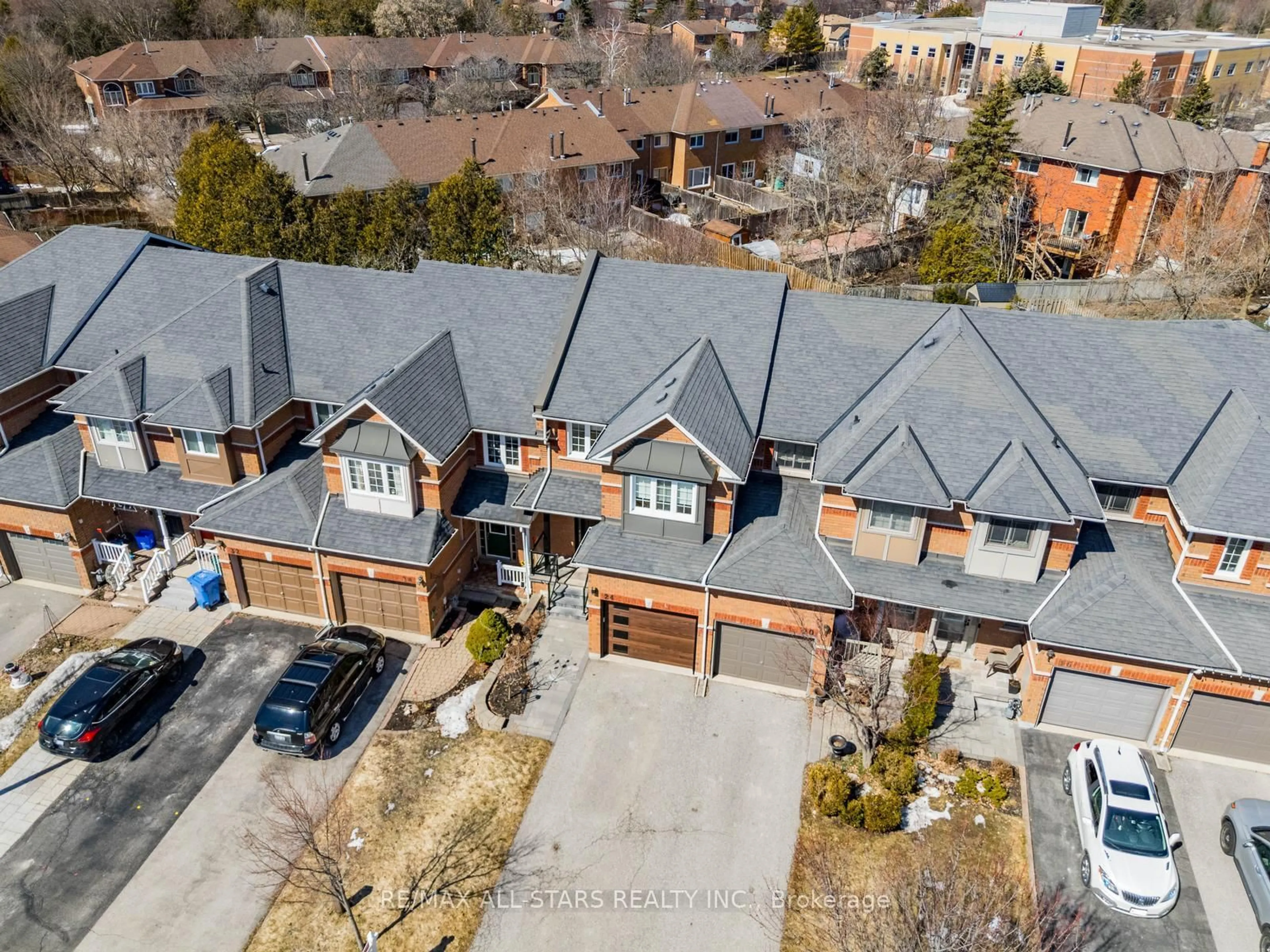 A pic from outside/outdoor area/front of a property/back of a property/a pic from drone, street for 24 Willoway, Whitchurch-Stouffville Ontario L4A 1K7