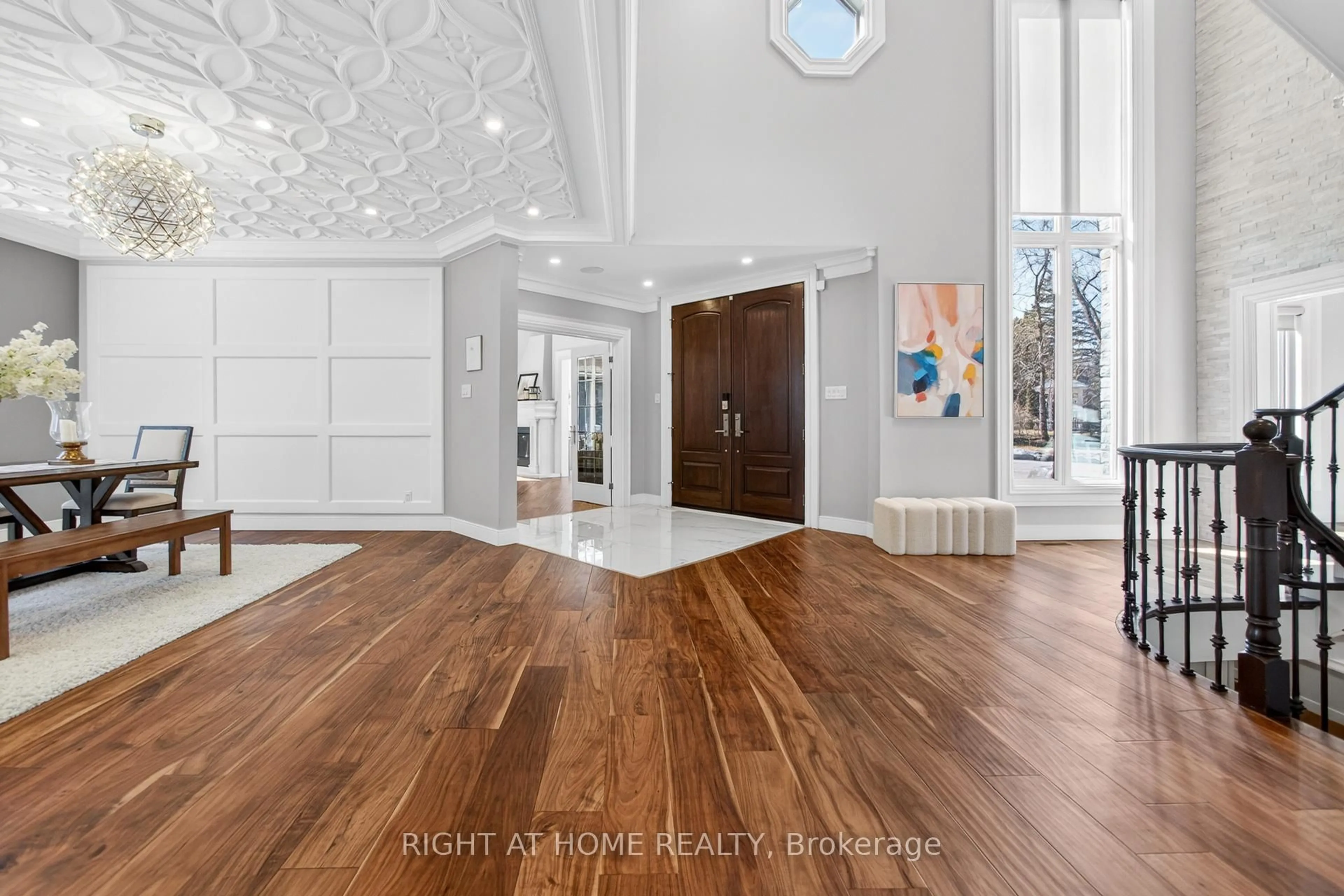 Indoor entryway for 661 Wellington St, Aurora Ontario L4G 6J7