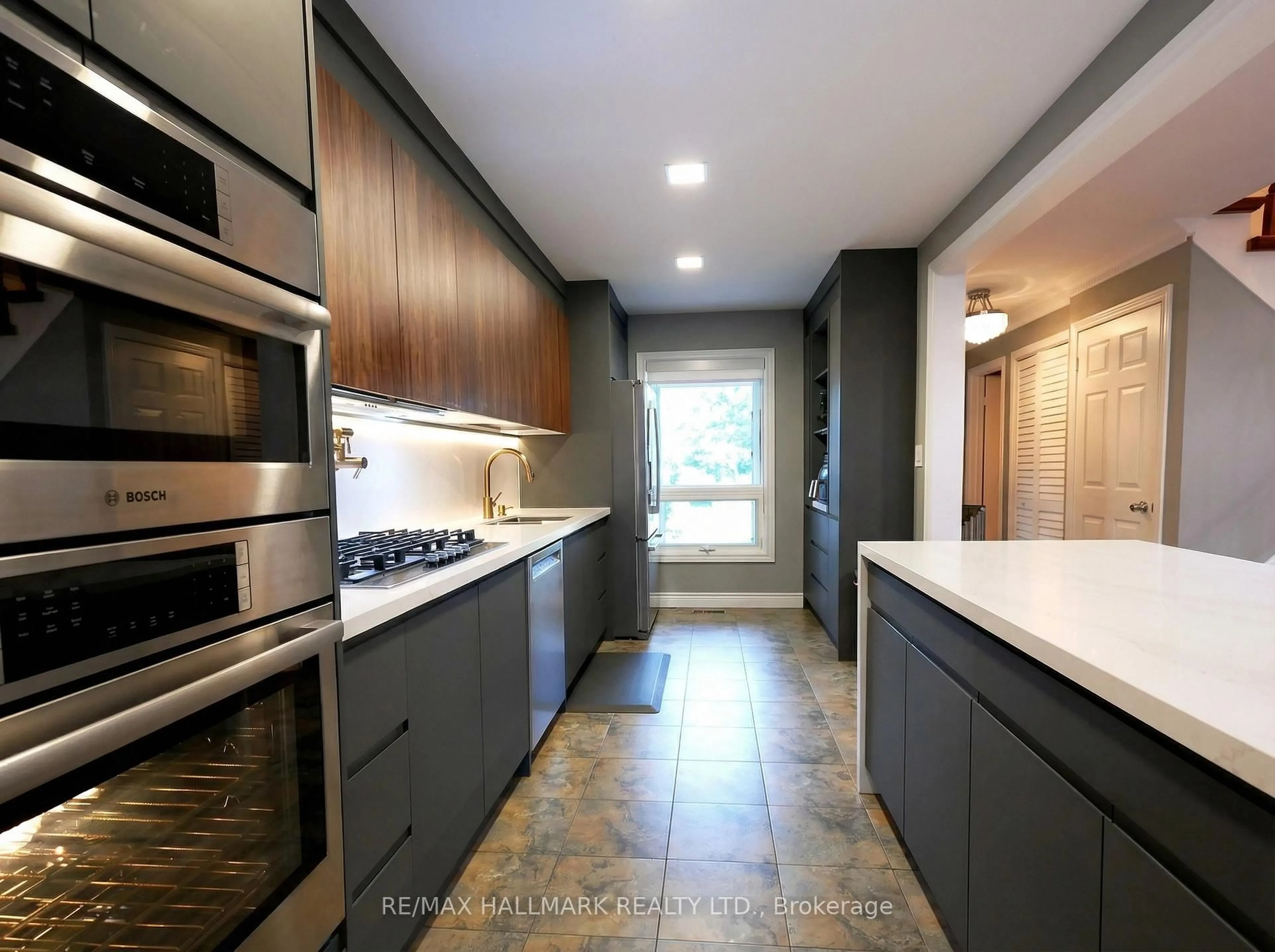 Contemporary kitchen, unknown for 27 Constellation Cres, Richmond Hill Ontario L4C 8J8