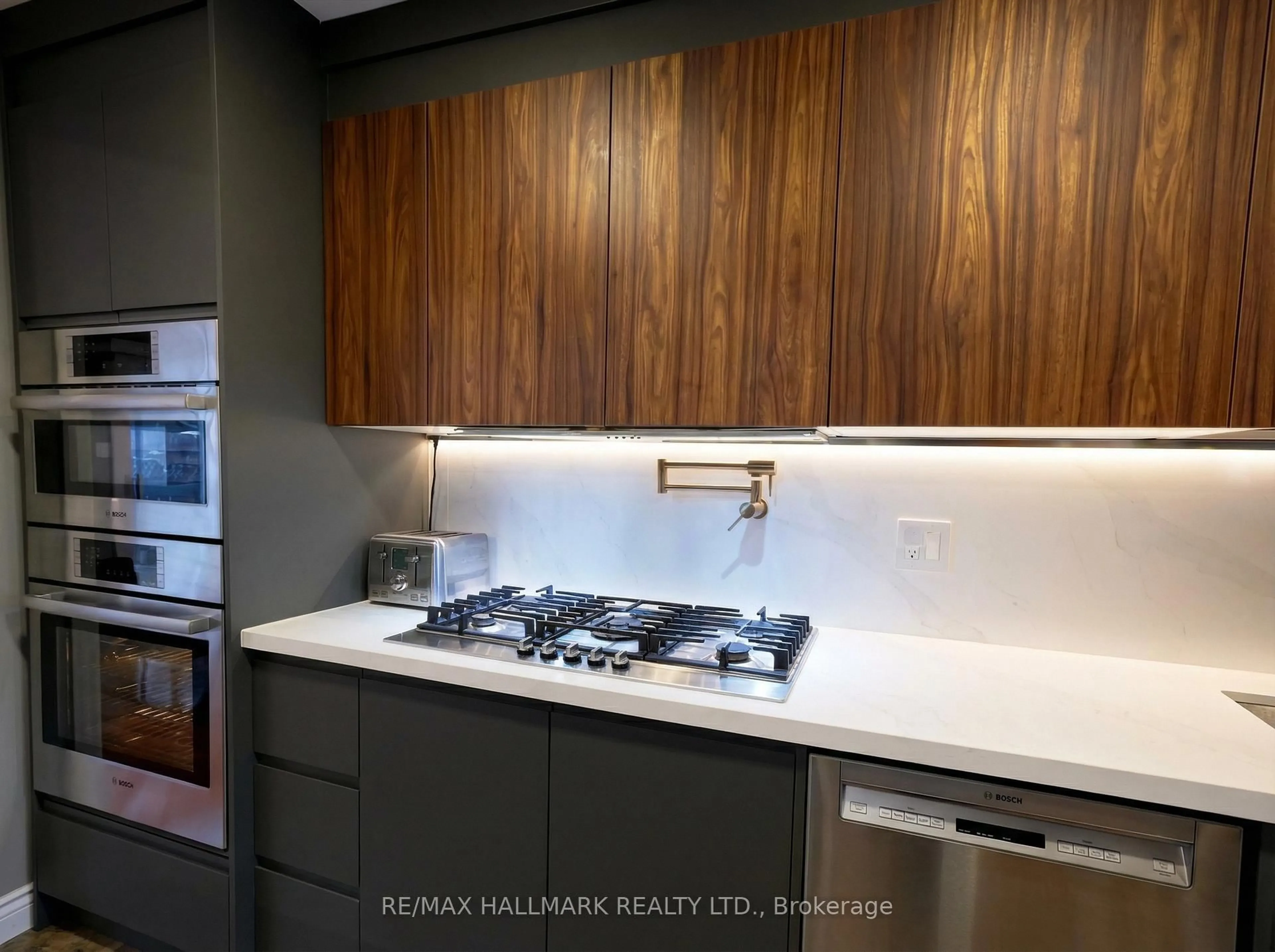 Contemporary kitchen, unknown for 27 Constellation Cres, Richmond Hill Ontario L4C 8J8