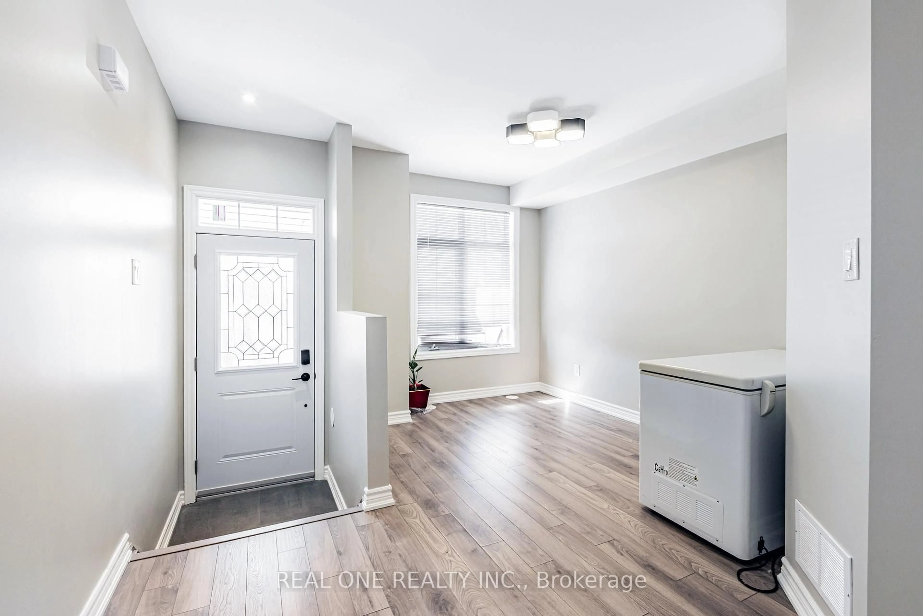 Indoor entryway for 4798 16th Ave, Markham Ontario L6C 0V8