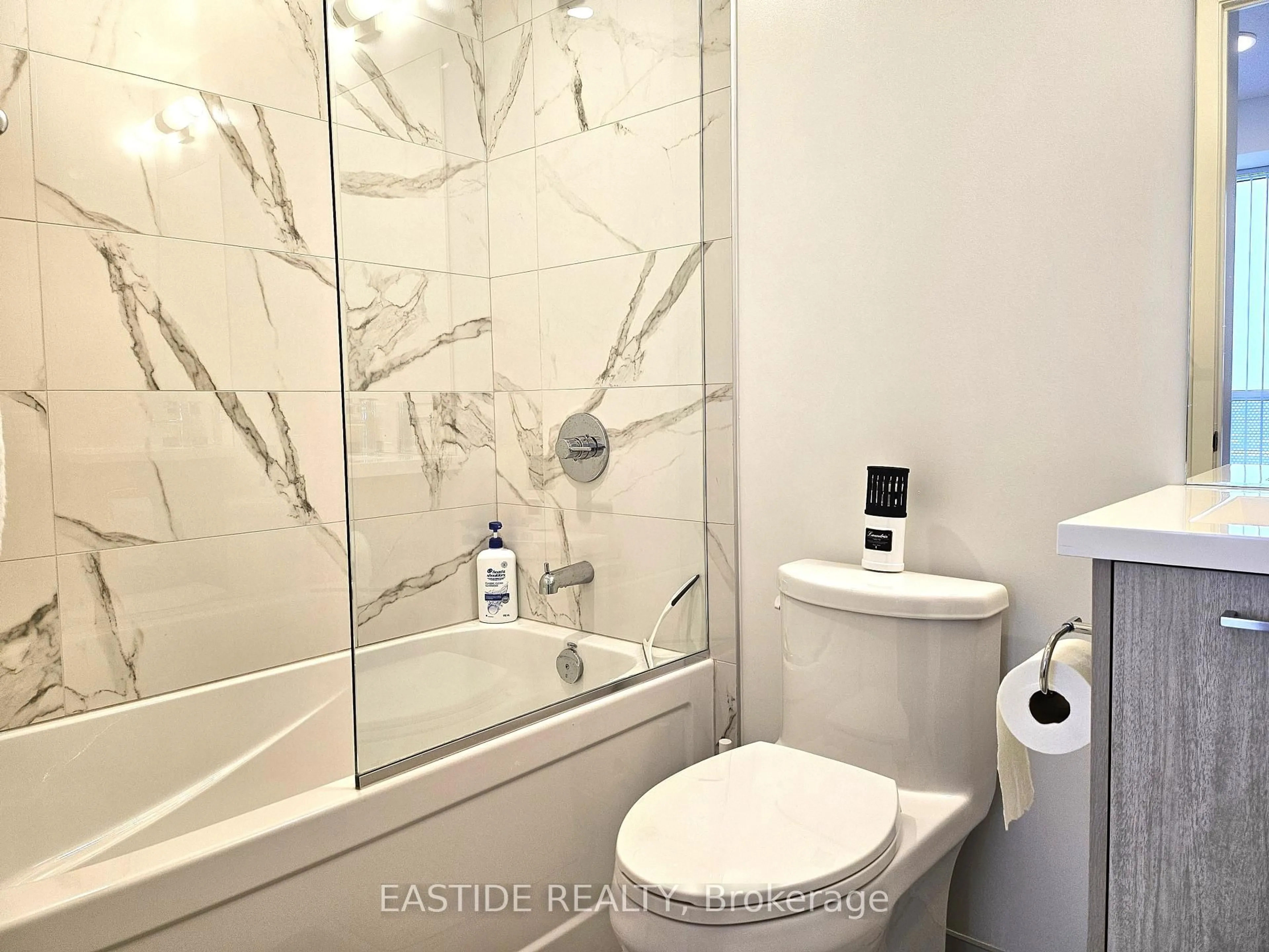 Standard bathroom, ceramic/tile floor for 28 Interchange Way #1506, Vaughan Ontario L4K 0P8
