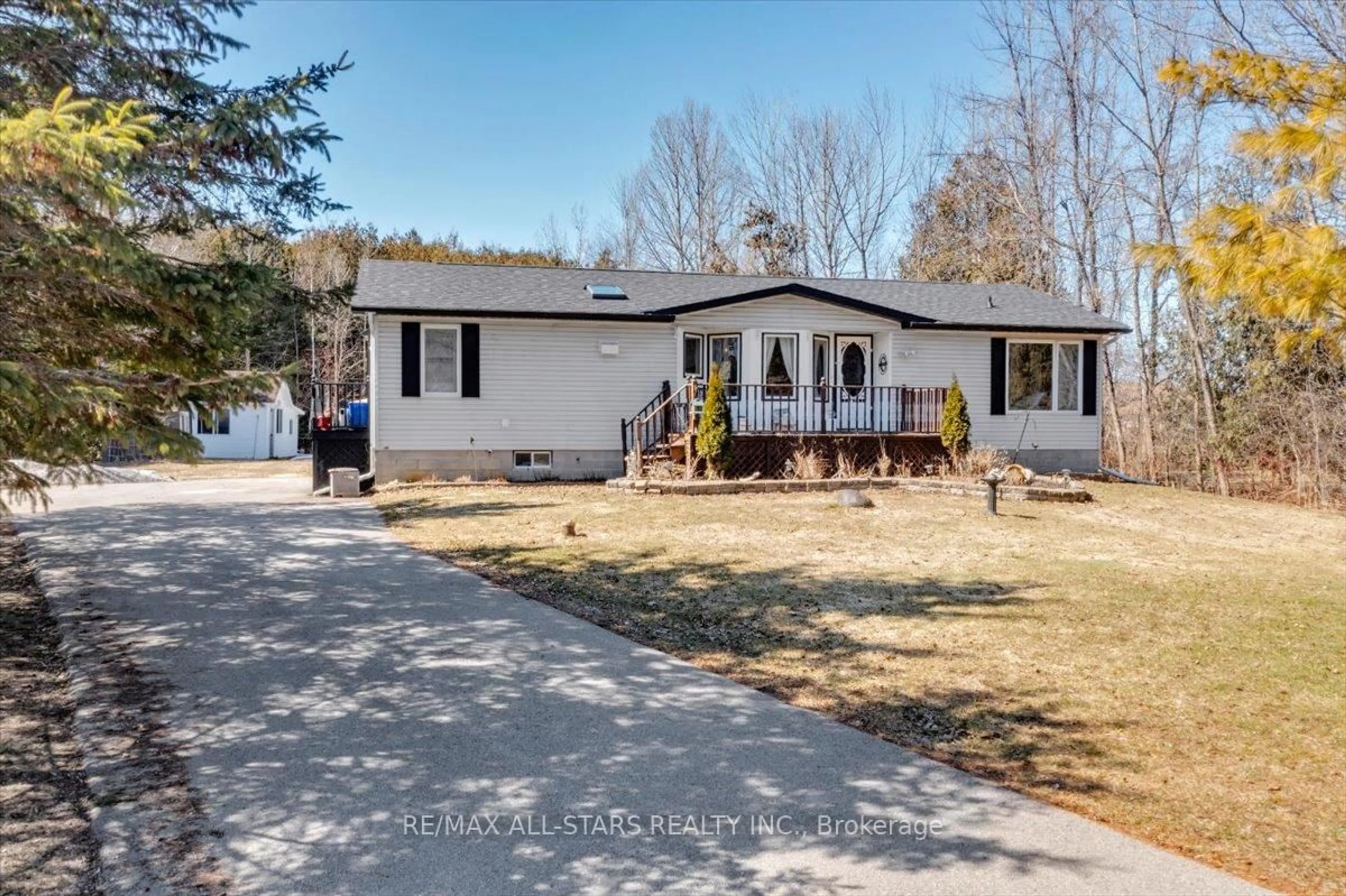 A pic from outside/outdoor area/front of a property/back of a property/a pic from drone, street for 26576 Park Rd, Georgina Ontario L0E 1R0