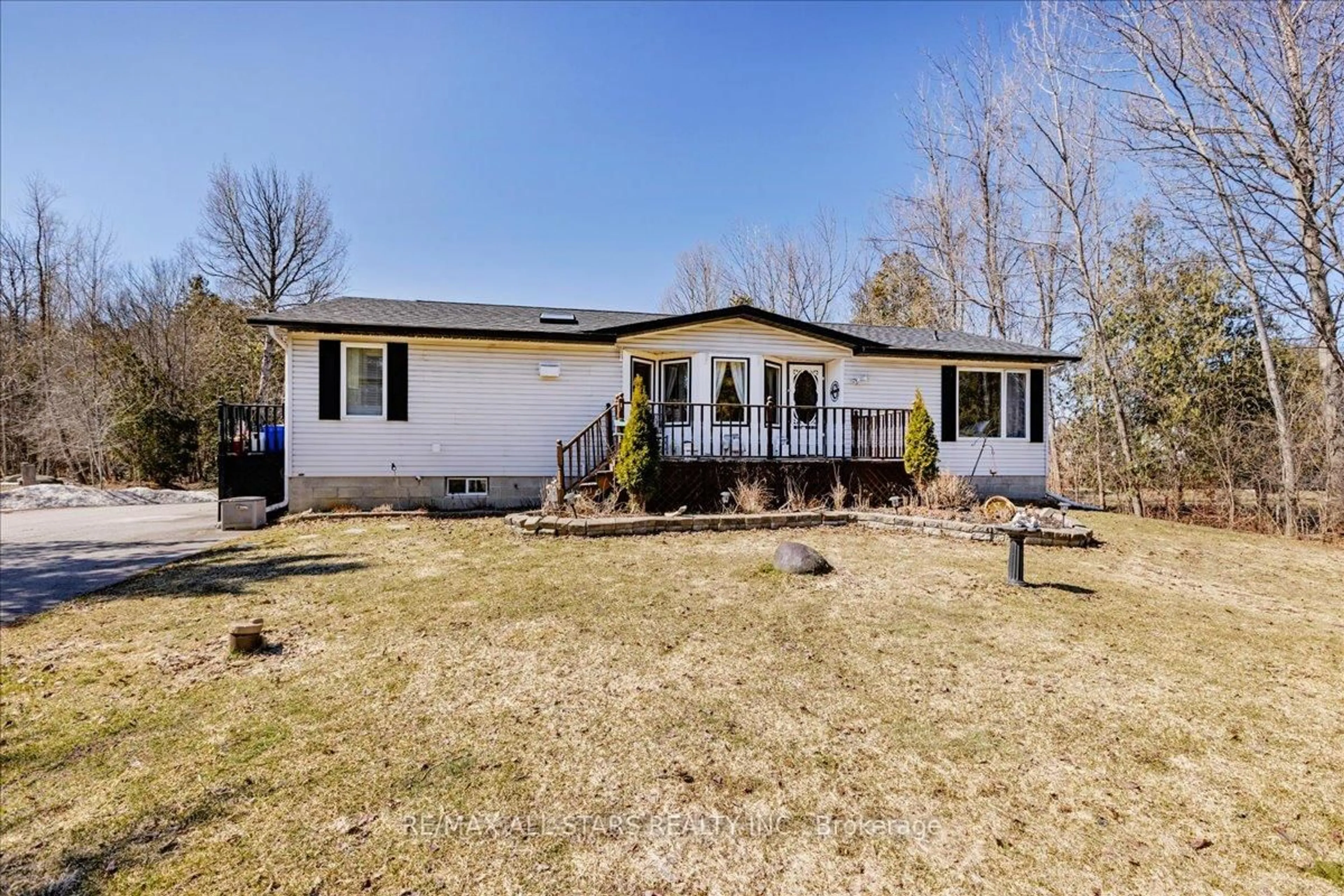 A pic from outside/outdoor area/front of a property/back of a property/a pic from drone, street for 26576 Park Rd, Georgina Ontario L0E 1R0