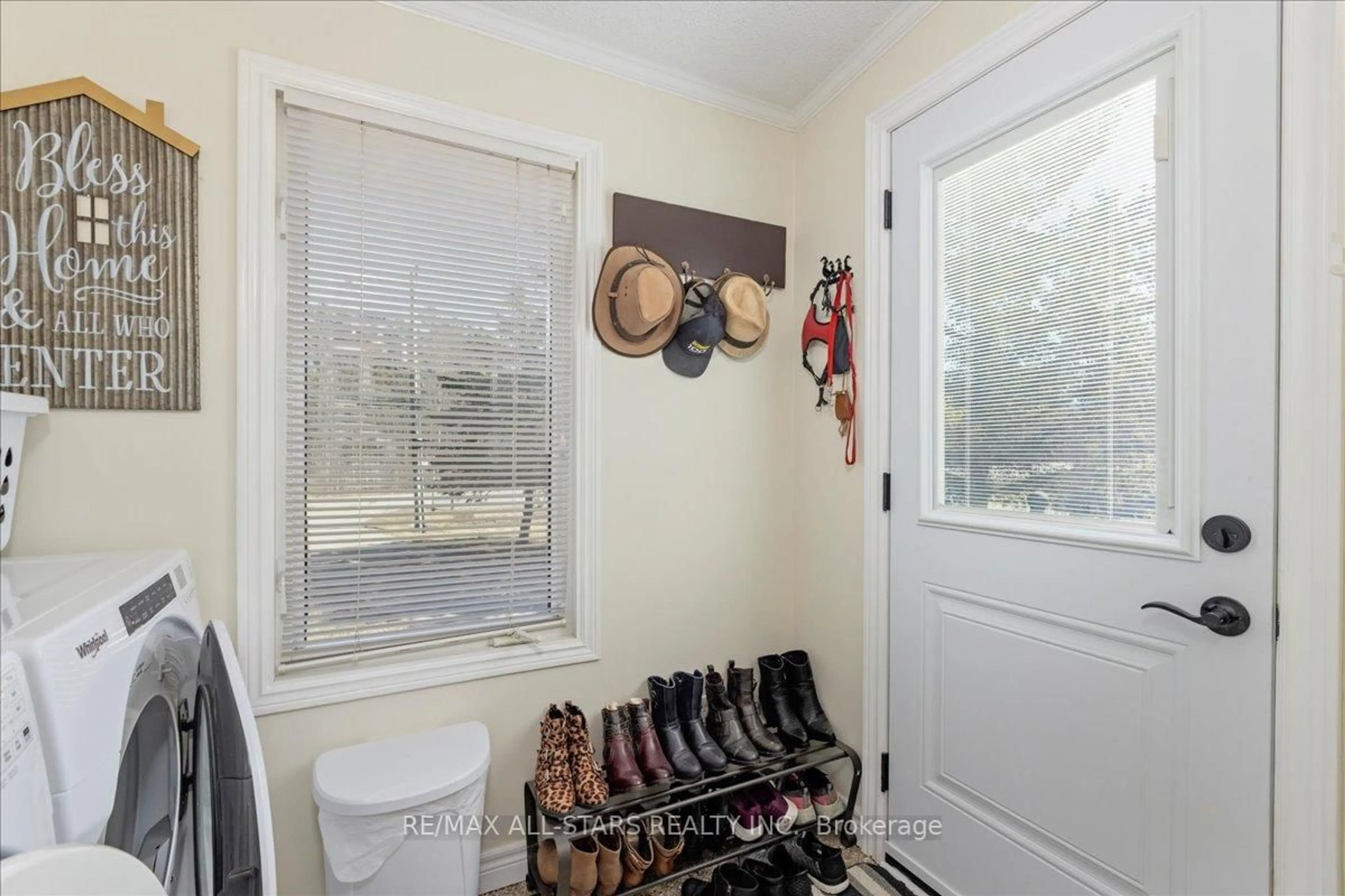 Indoor entryway for 26576 Park Rd, Georgina Ontario L0E 1R0