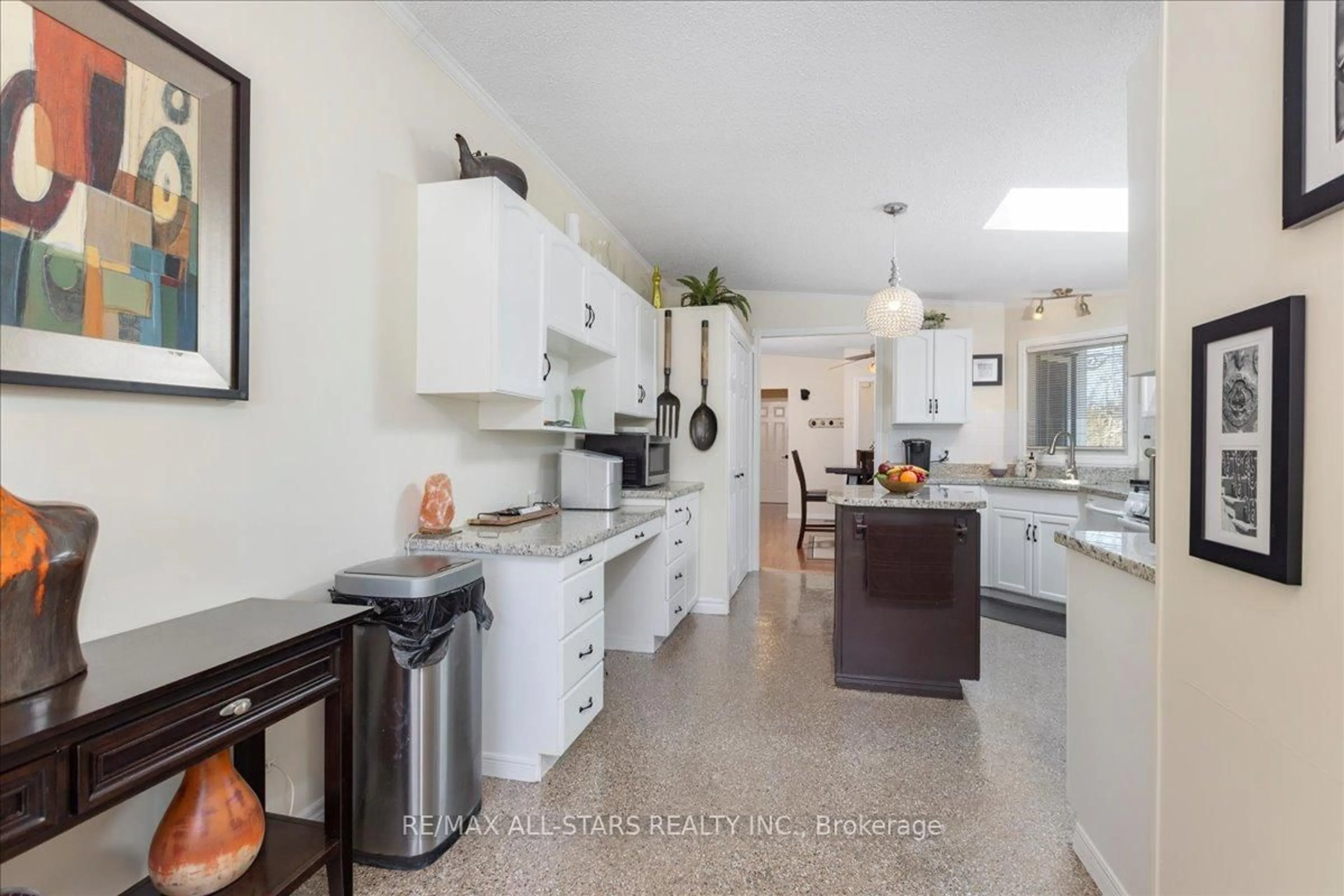 Open concept kitchen, ceramic/tile floor for 26576 Park Rd, Georgina Ontario L0E 1R0