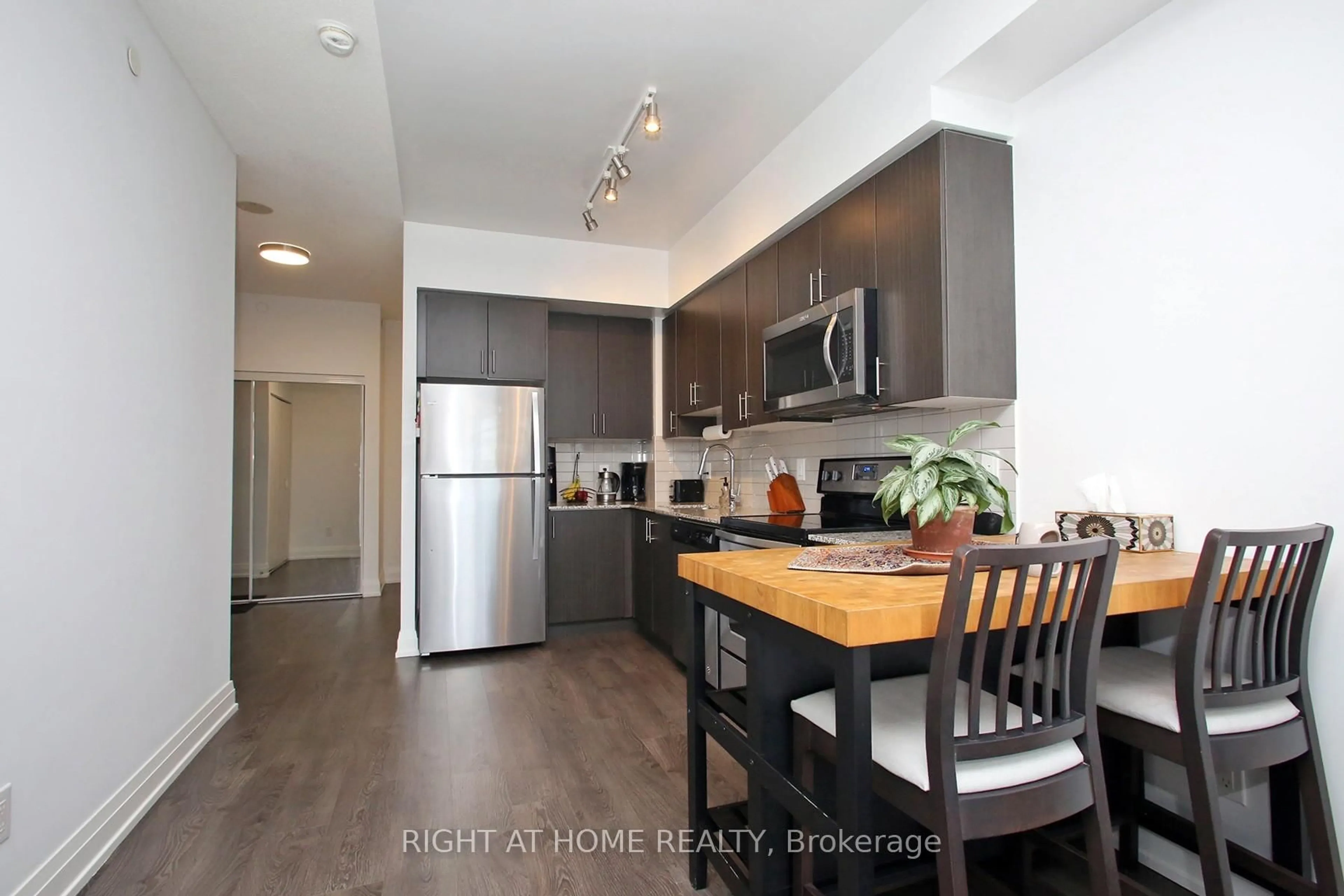 Standard kitchen, wood/laminate floor for 3700 Highway 7 Rd #901, Vaughan Ontario L4L 0G4