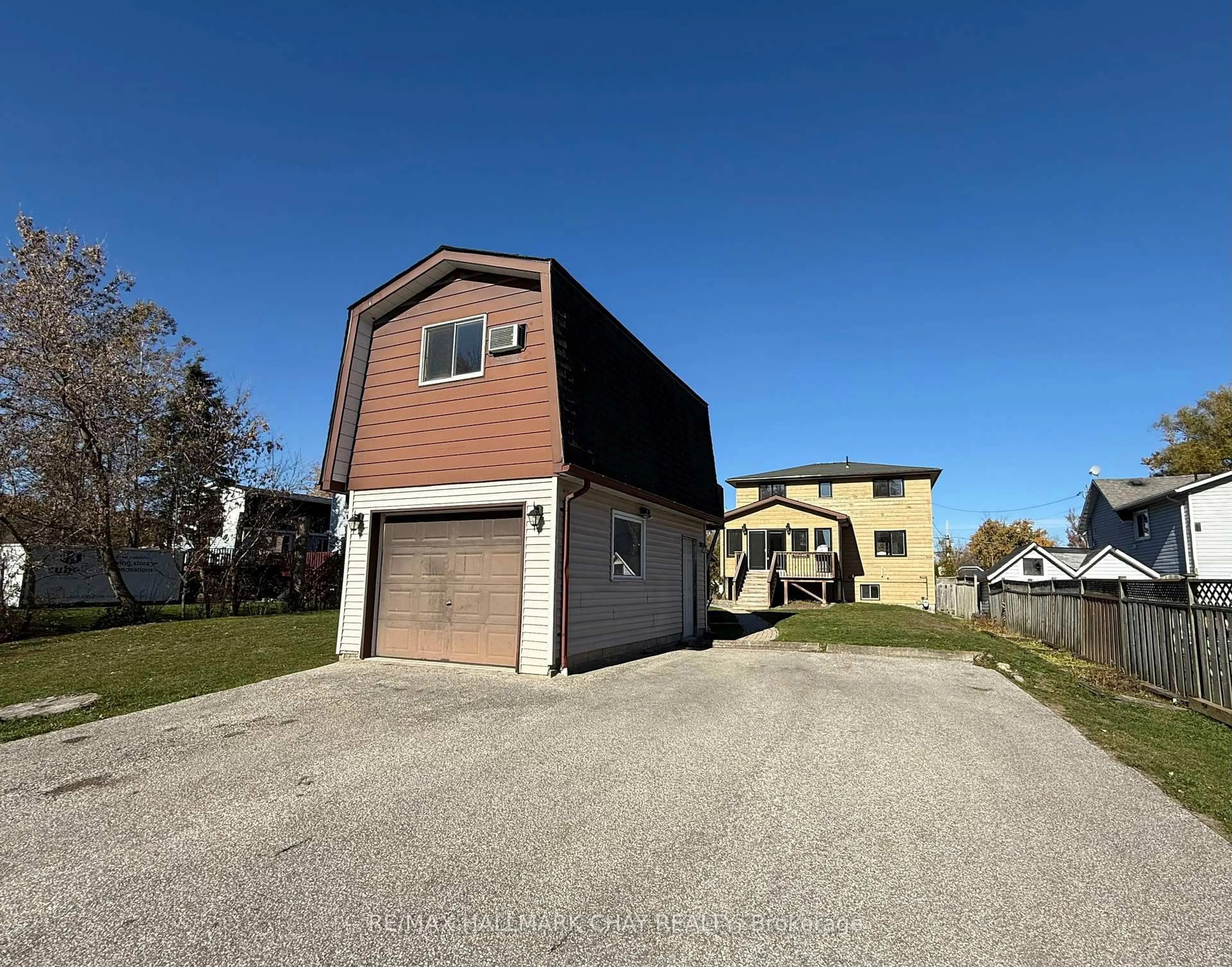 A pic from outside/outdoor area/front of a property/back of a property/a pic from drone, street for 1063 WOOD St, Innisfil Ontario L0L 1K0
