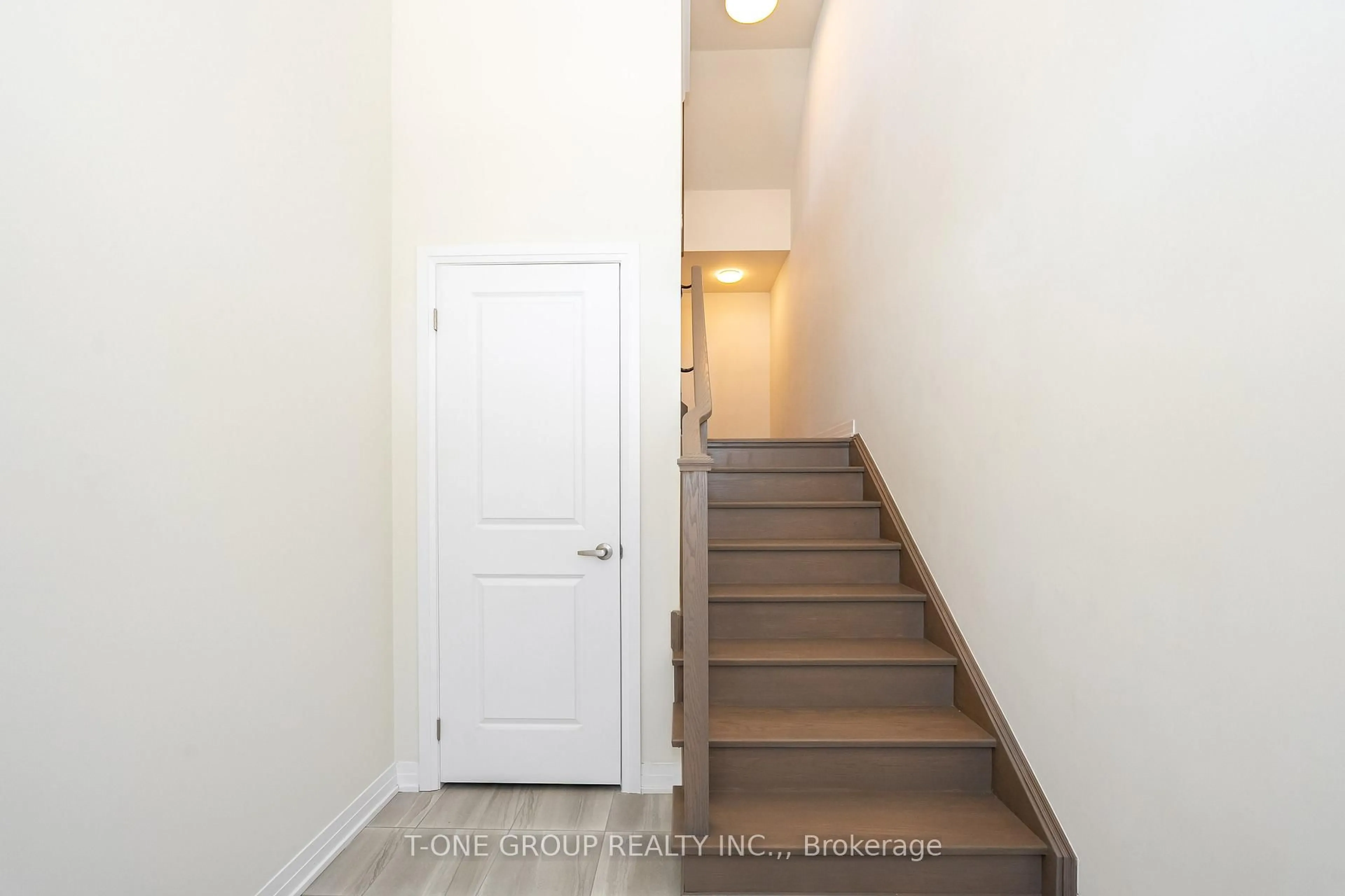 Indoor entryway for 8 Seine Lane, Richmond Hill Ontario L4S 0P8