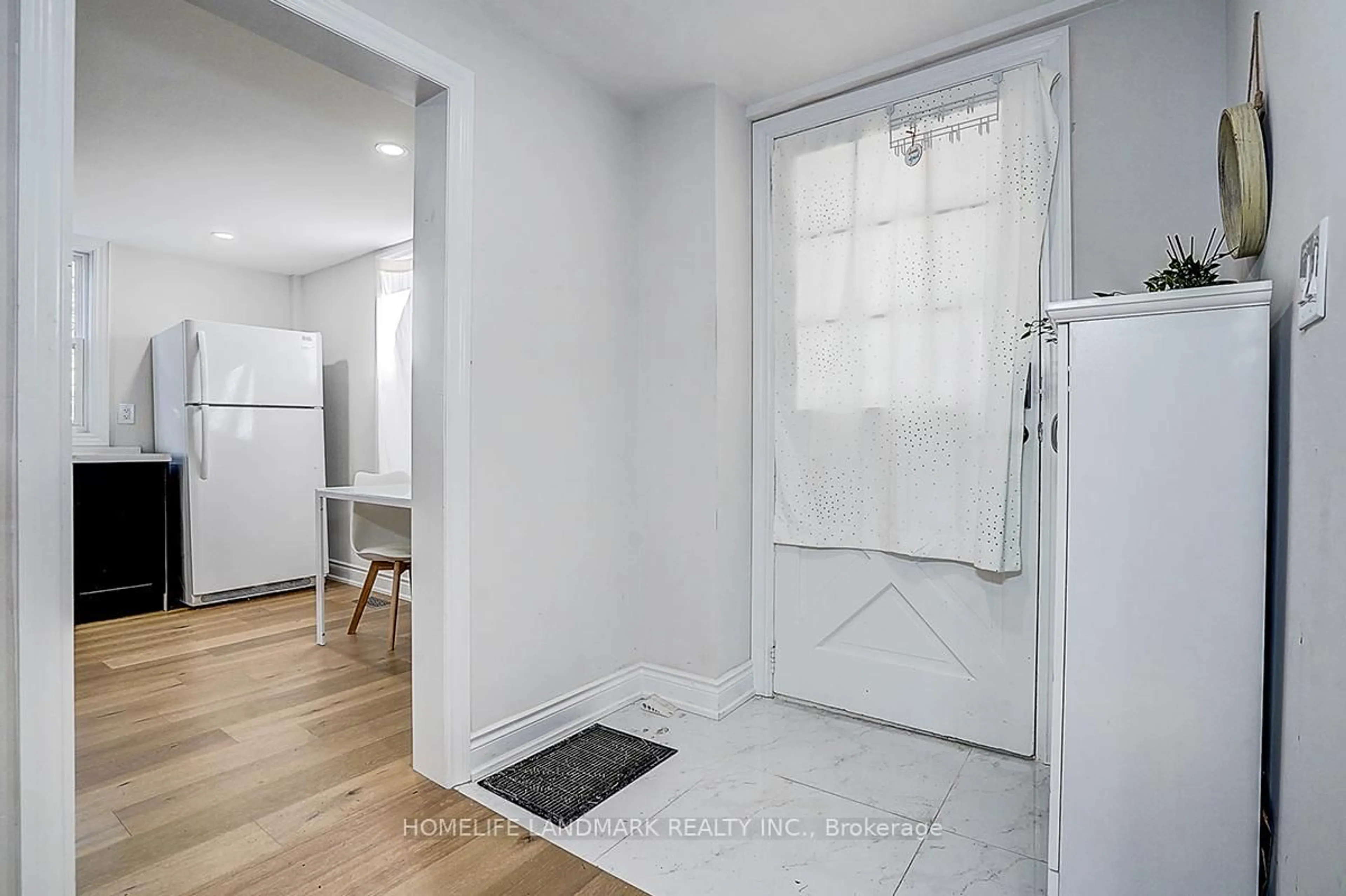 Indoor entryway for 18846 Leslie St, East Gwillimbury Ontario L0G 1V0