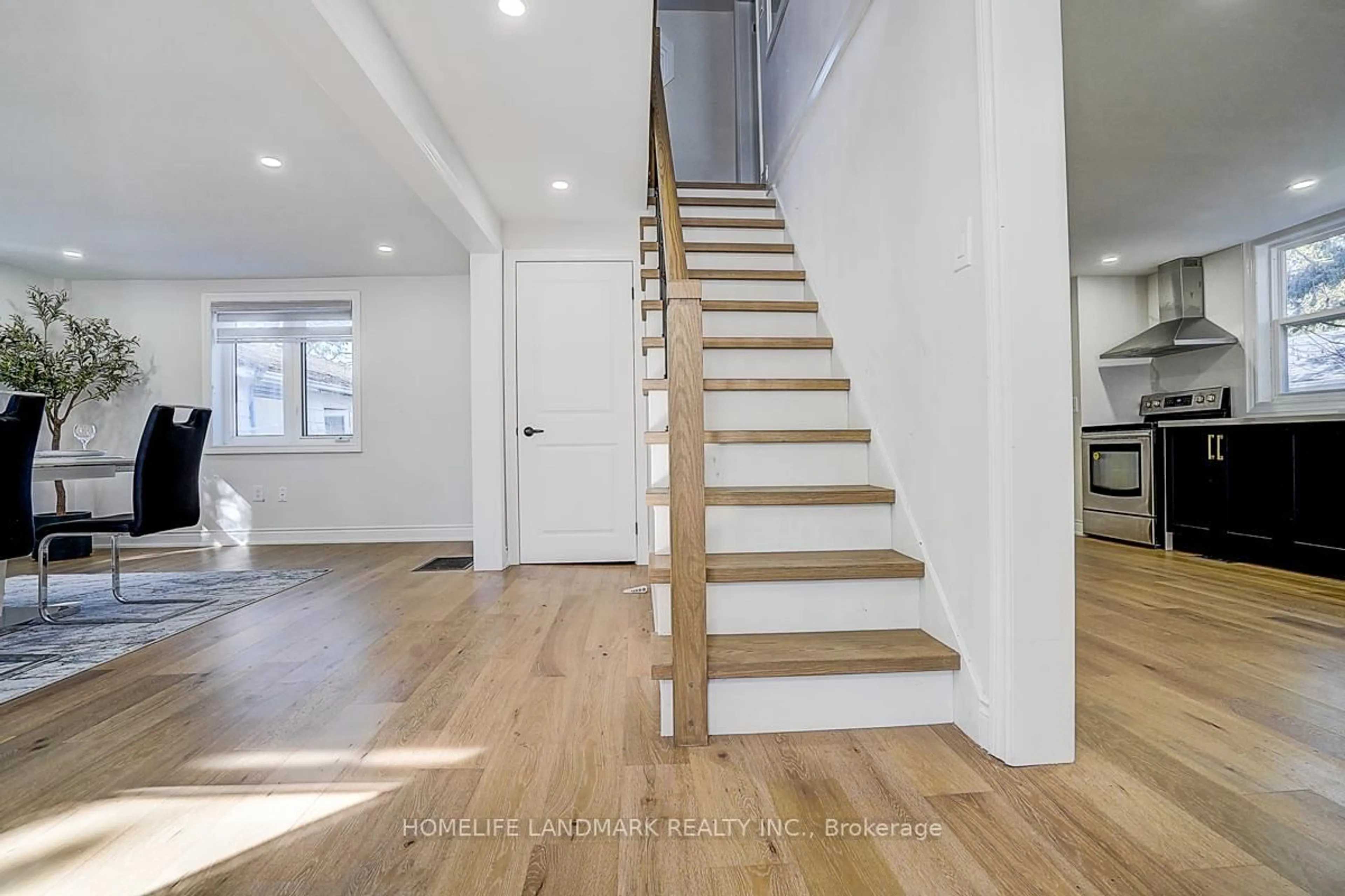 Stairs for 18846 Leslie St, East Gwillimbury Ontario L0G 1V0