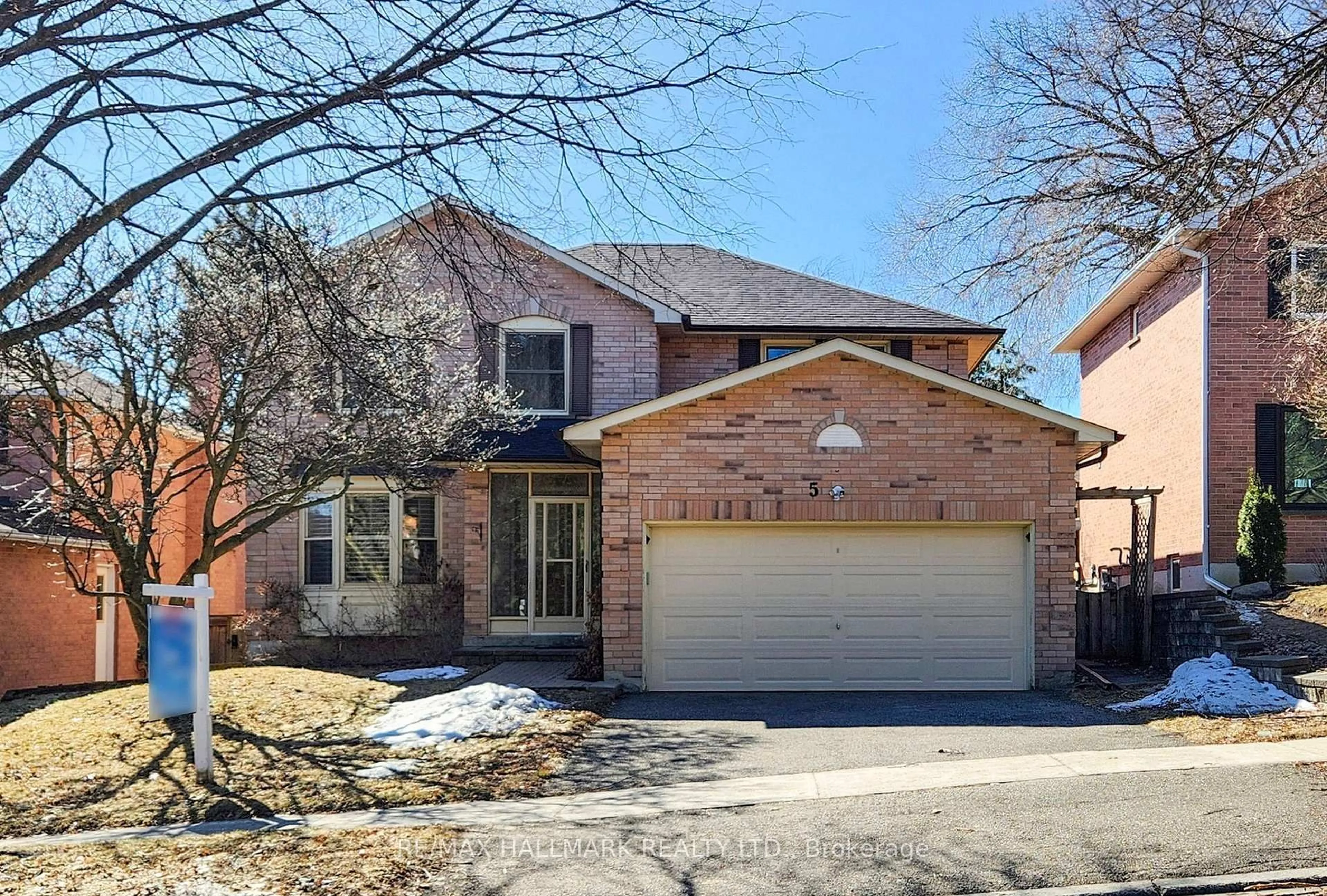Home with brick exterior material, street for 5 Valley Crescent, Aurora Ontario L4G 4S2