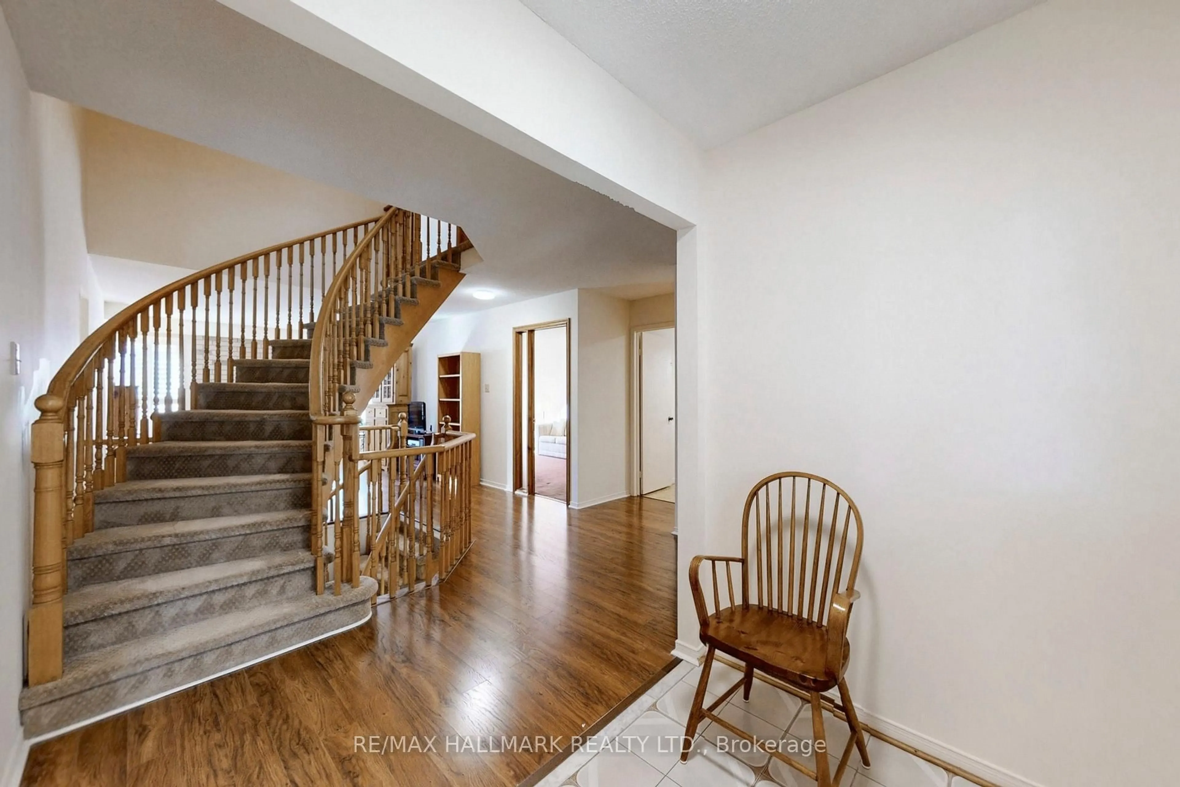 Indoor foyer for 5 Valley Crescent, Aurora Ontario L4G 4S2