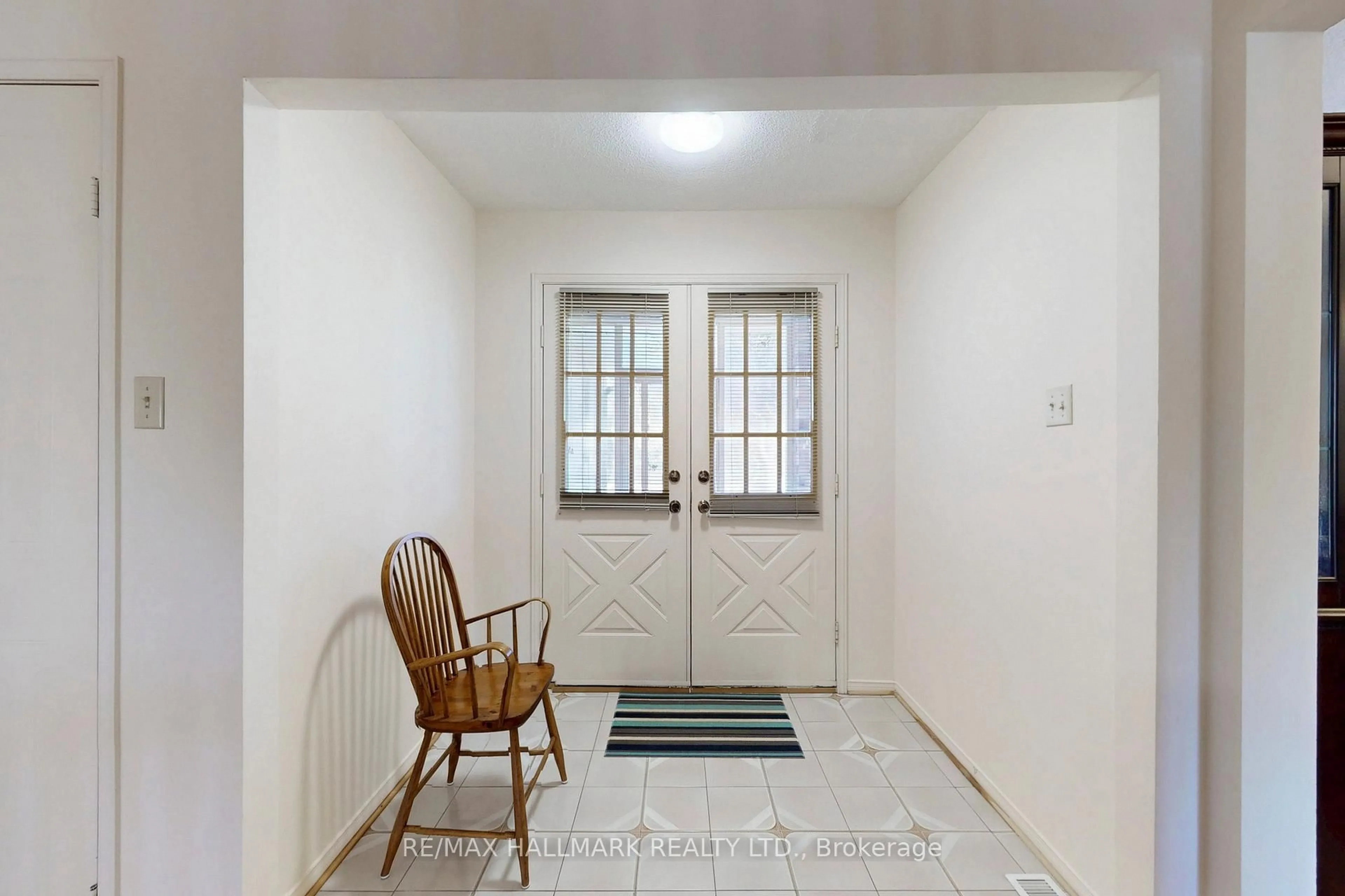 Indoor entryway for 5 Valley Crescent, Aurora Ontario L4G 4S2