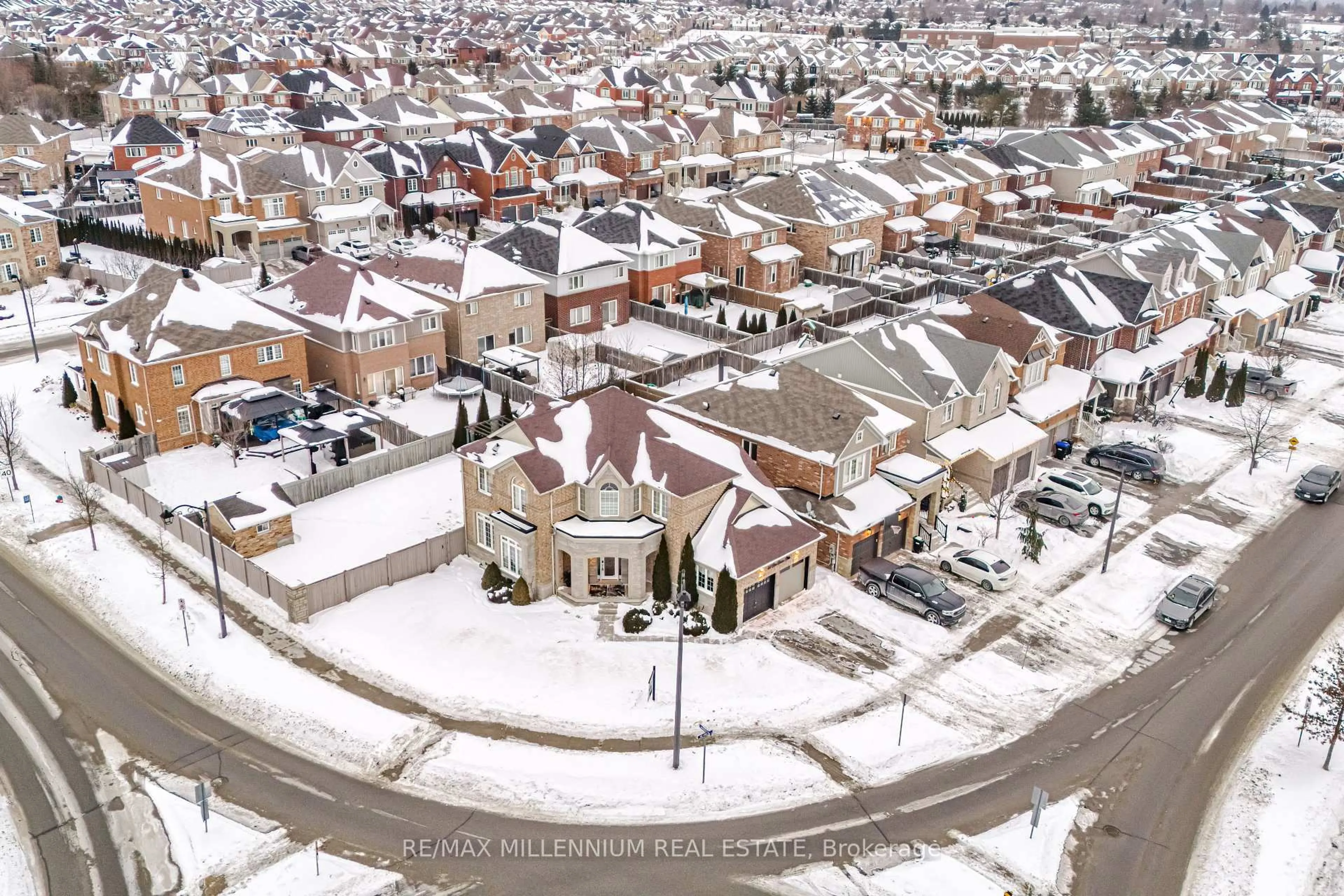 A pic from outside/outdoor area/front of a property/back of a property/a pic from drone, street for 132 Blue Dasher Blvd, Bradford West Gwillimbury Ontario L3Z 0E5