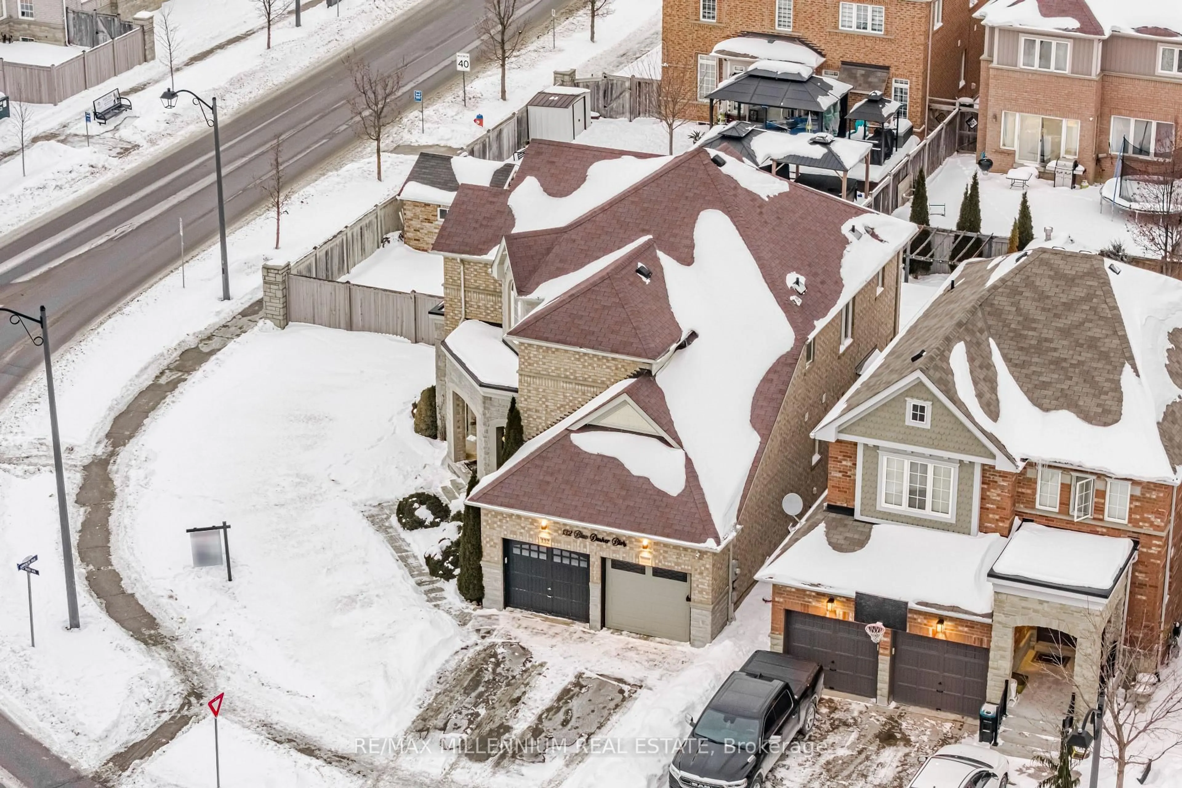 A pic from outside/outdoor area/front of a property/back of a property/a pic from drone, street for 132 Blue Dasher Blvd, Bradford West Gwillimbury Ontario L3Z 0E5