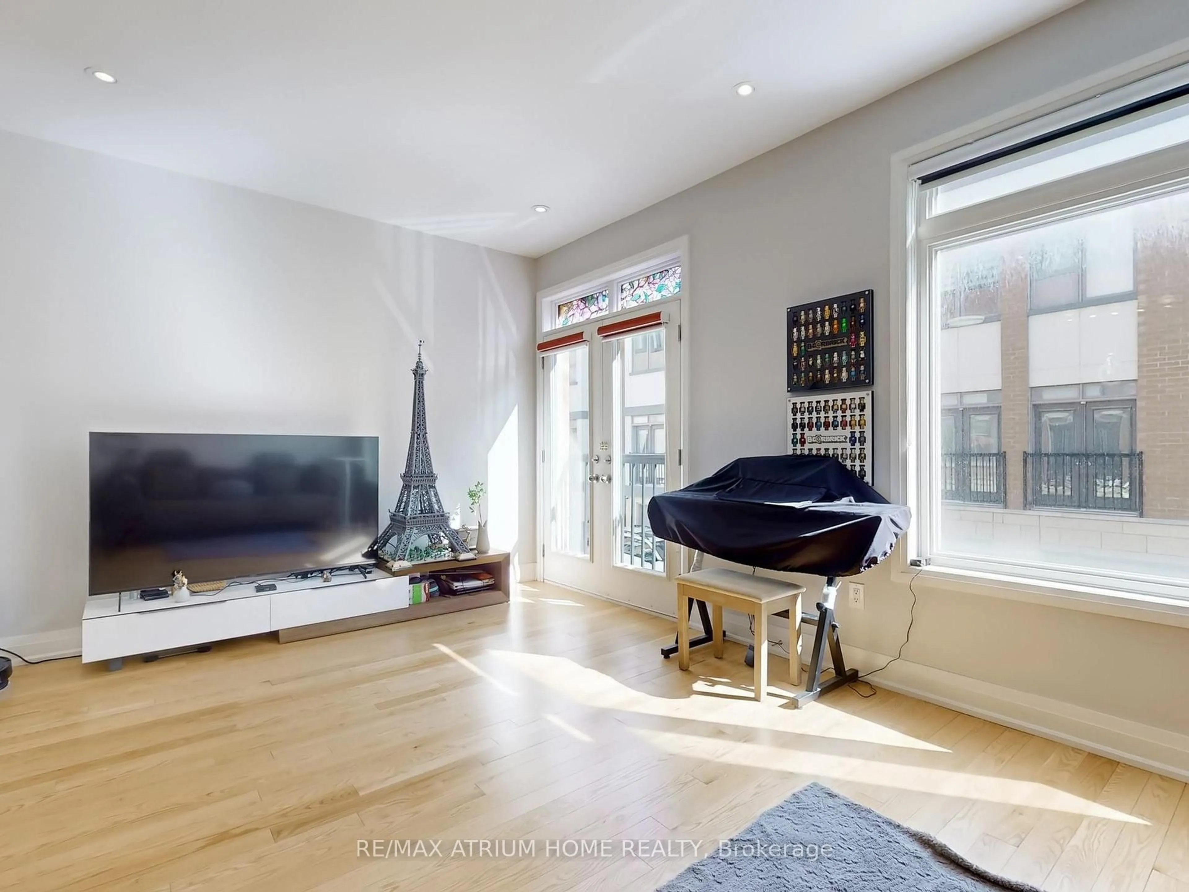 Living room with furniture, unknown for 18 Teasel Way, Markham Ontario L3R 1L3