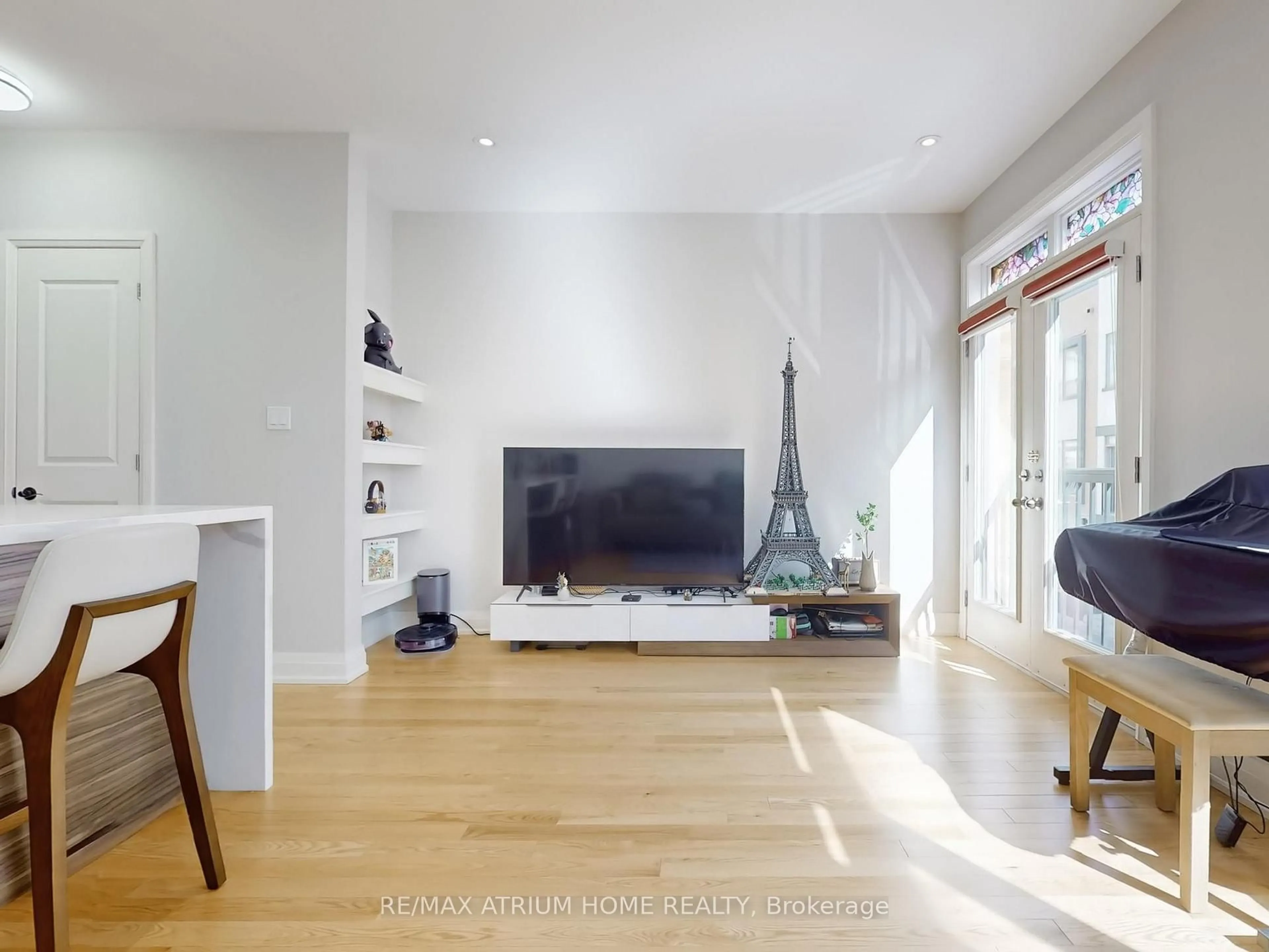 Living room with furniture, wood/laminate floor for 18 Teasel Way, Markham Ontario L3R 1L3