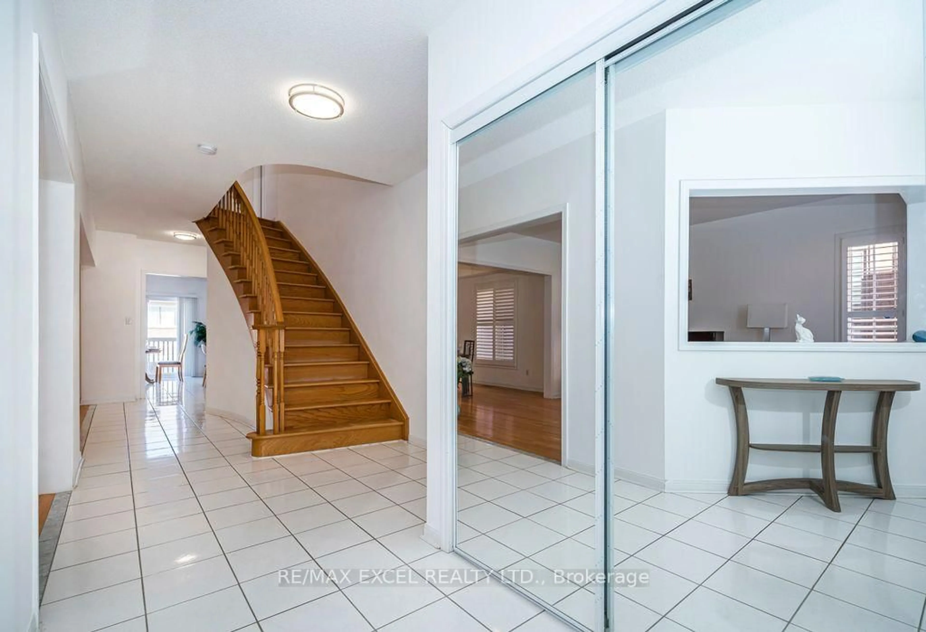 Indoor foyer for 28 Fortune Cres, Richmond Hill Ontario L4S 1S5