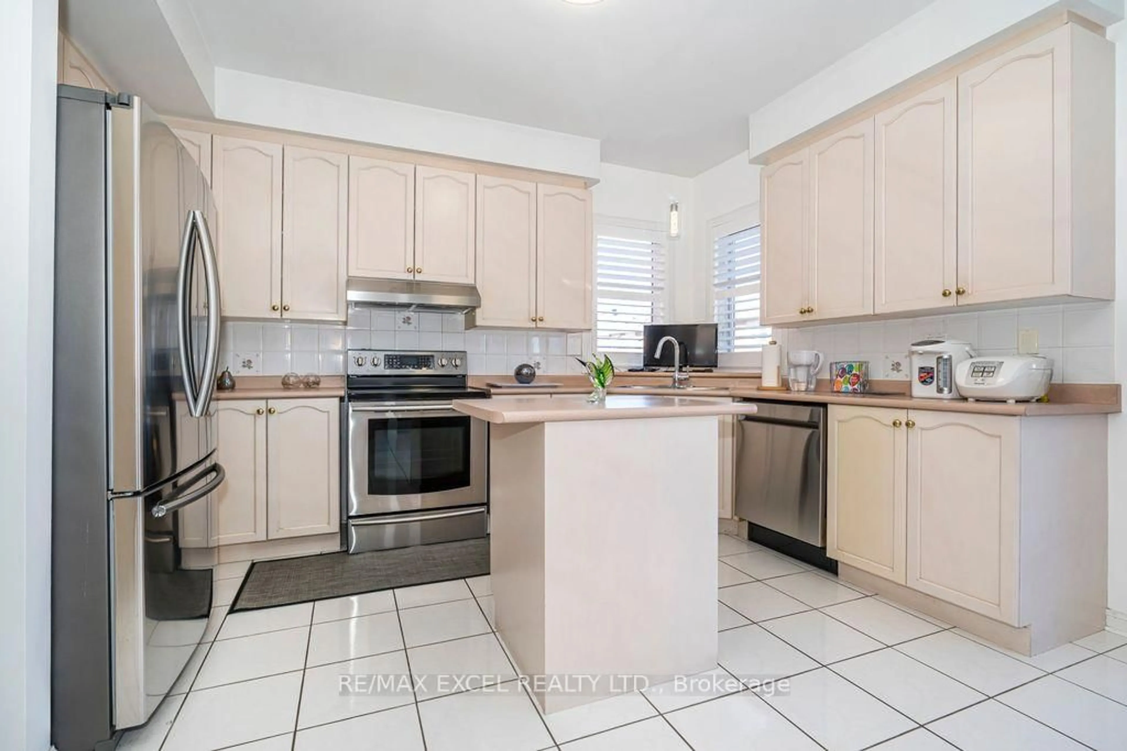 Standard kitchen, ceramic/tile floor for 28 Fortune Cres, Richmond Hill Ontario L4S 1S5