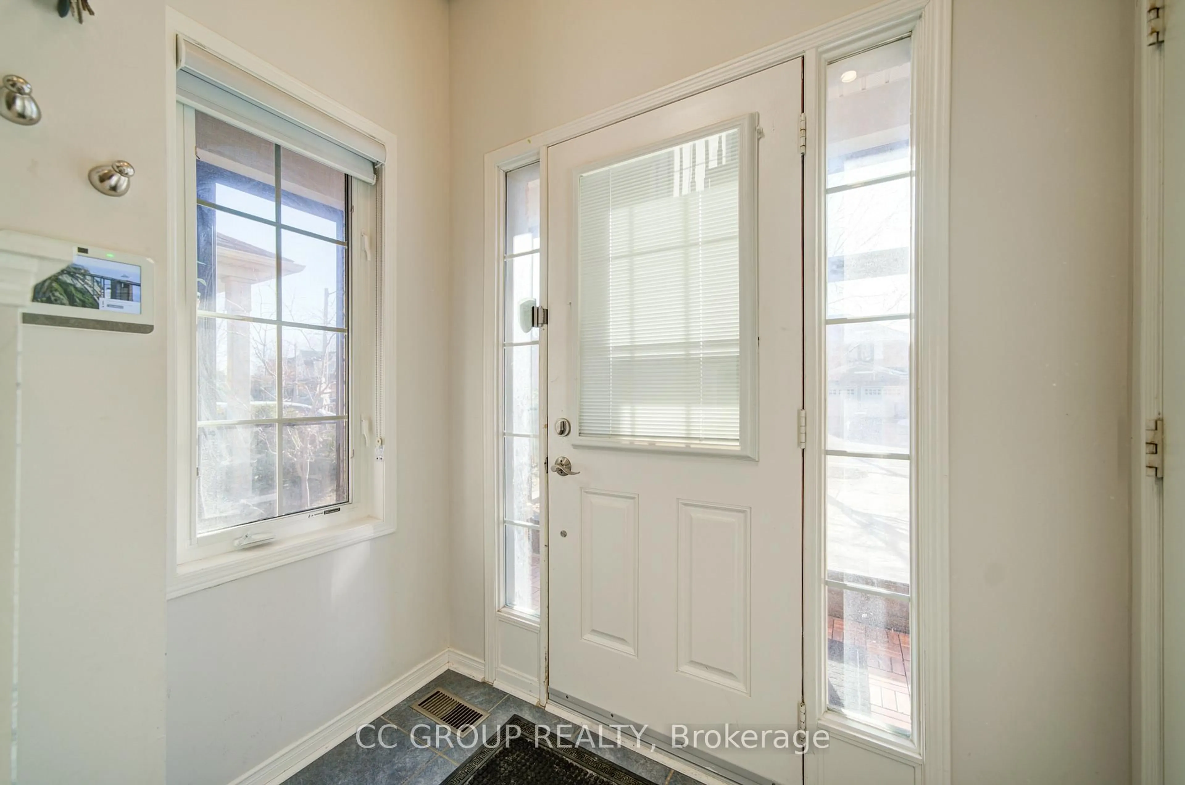 Indoor entryway for 406 Reeves Way Blvd, Whitchurch-Stouffville Ontario L4A 0H3