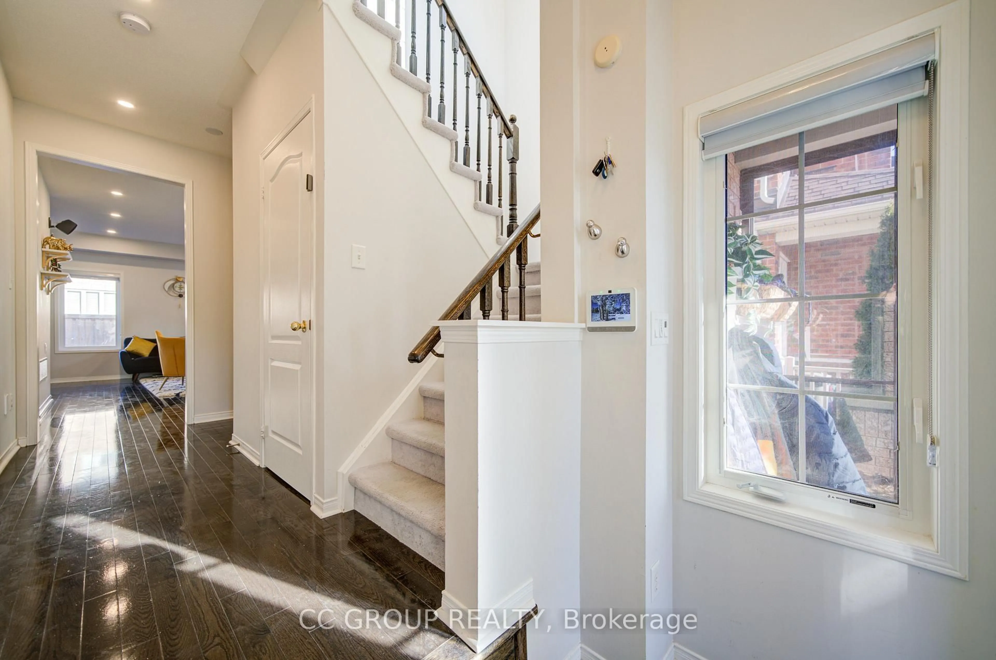 Indoor entryway for 406 Reeves Way Blvd, Whitchurch-Stouffville Ontario L4A 0H3