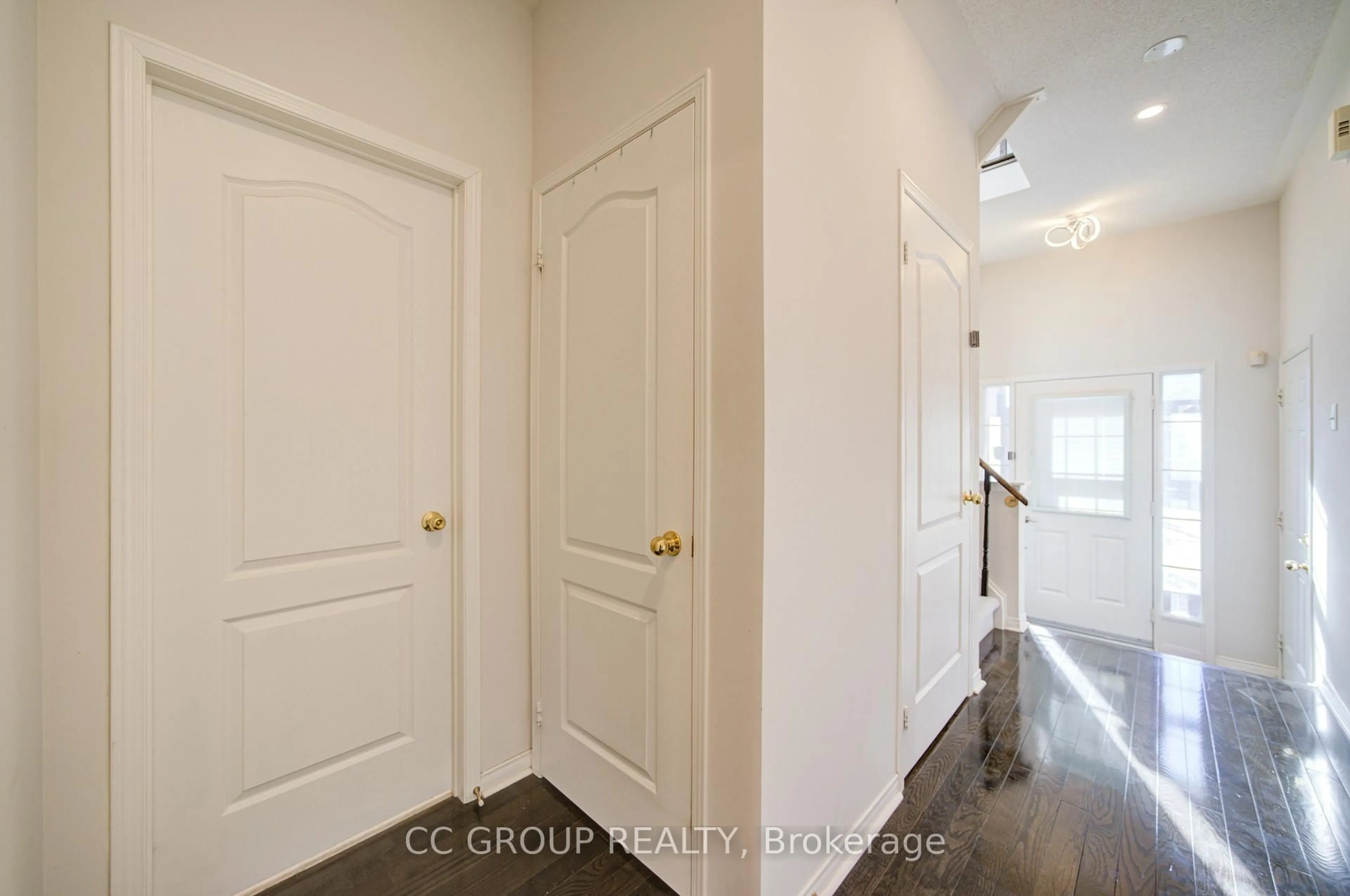 Indoor entryway for 406 Reeves Way Blvd, Whitchurch-Stouffville Ontario L4A 0H3