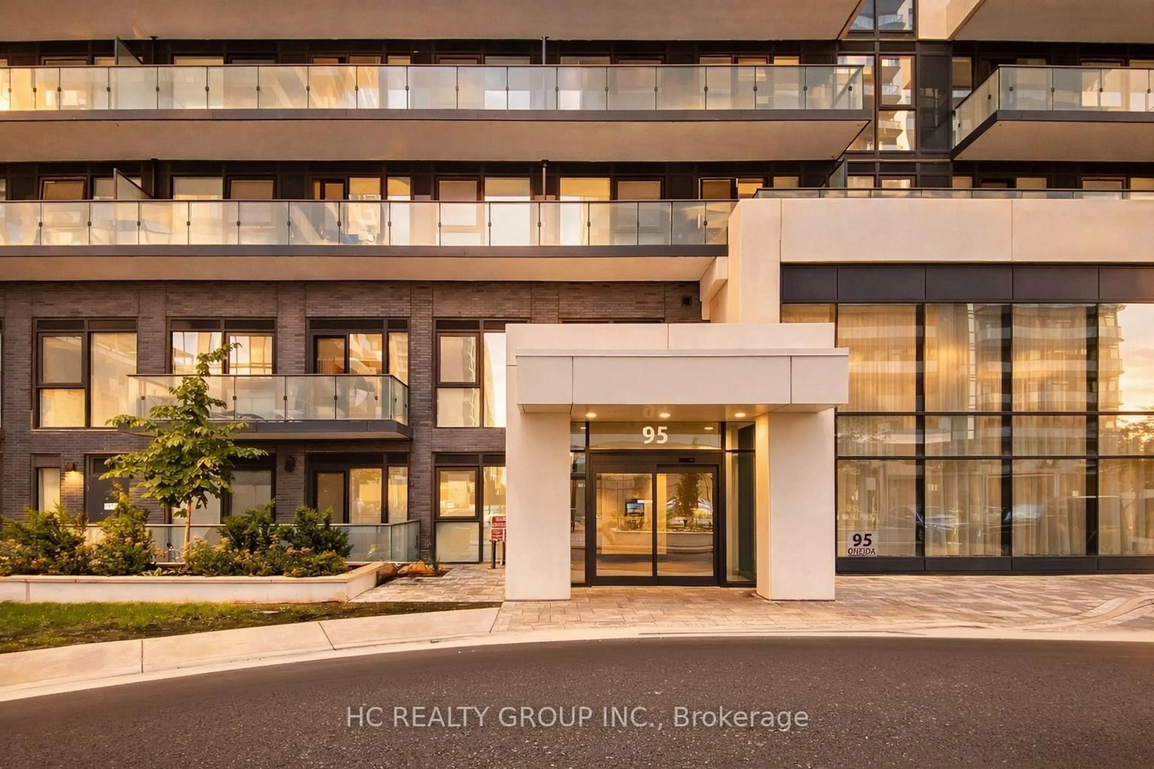 Indoor foyer for 95 ONEIDA Cres #PH08, Richmond Hill Ontario L4B 0H5