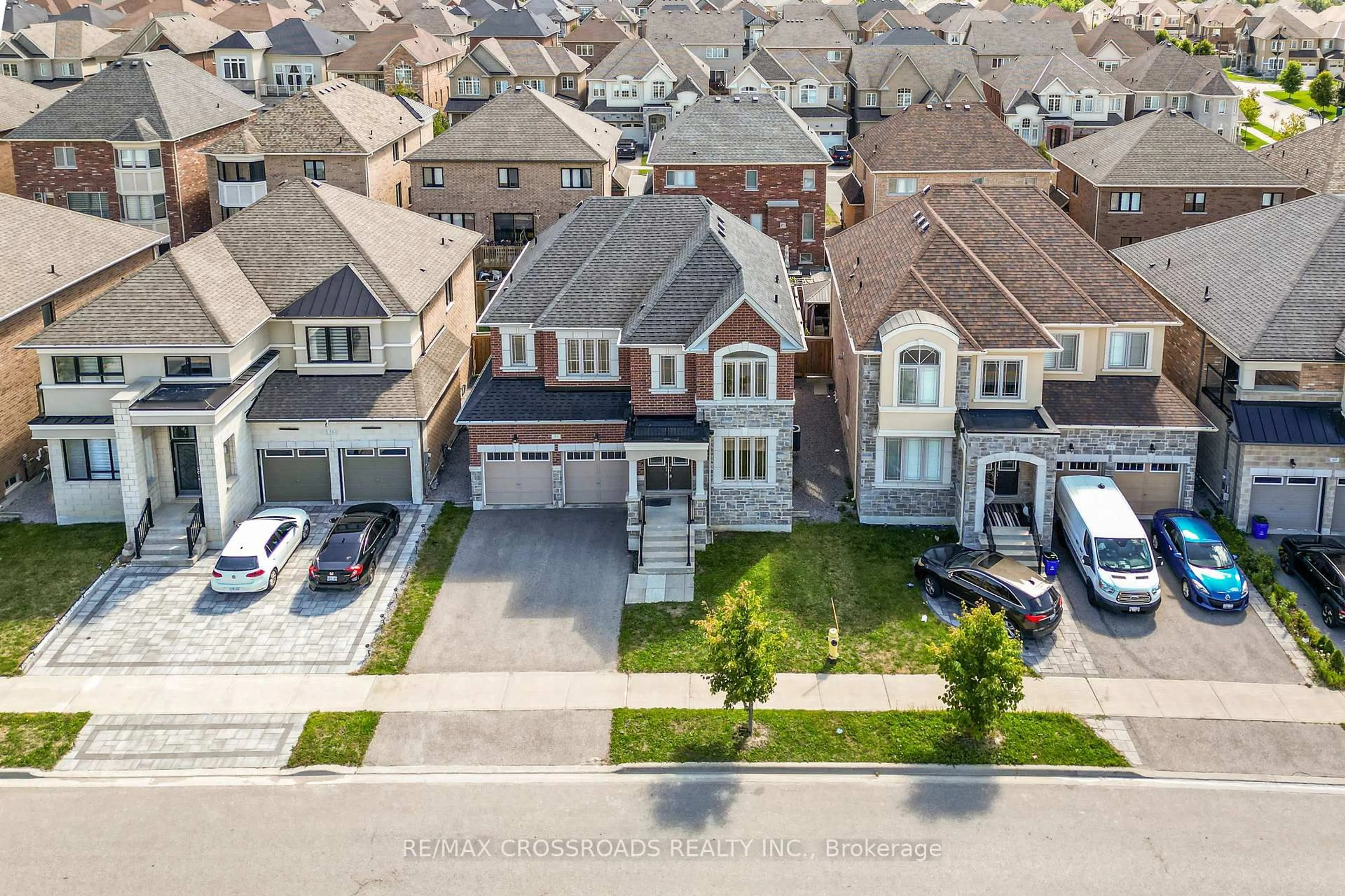 A pic from outside/outdoor area/front of a property/back of a property/a pic from drone, street for 57 Walter English Dr, East Gwillimbury Ontario L9N 0R8