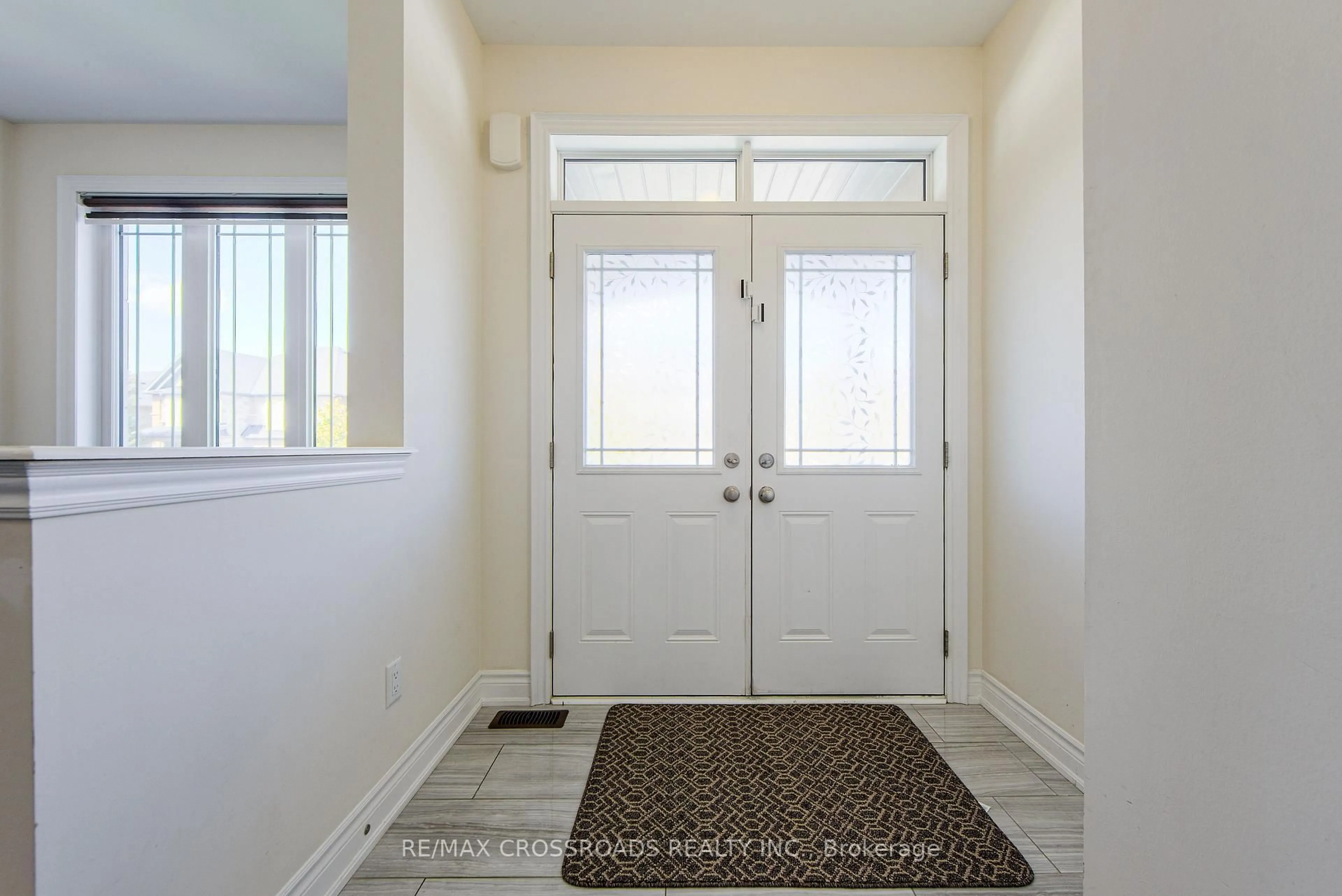 Indoor entryway for 57 Walter English Dr, East Gwillimbury Ontario L9N 0R8