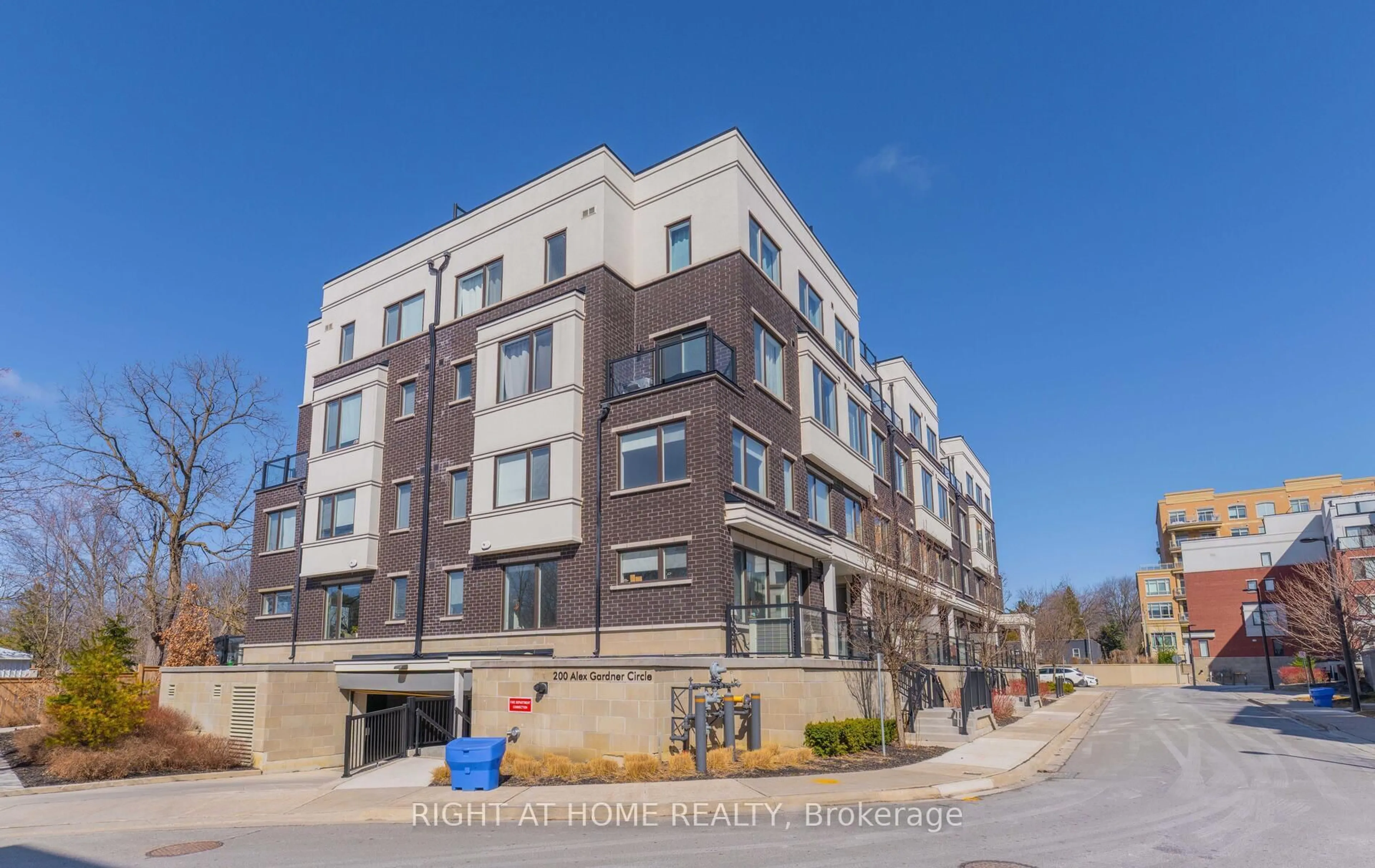 Unknown for 200 Alex Gardner Circ #34, Aurora Ontario L4G 3G5