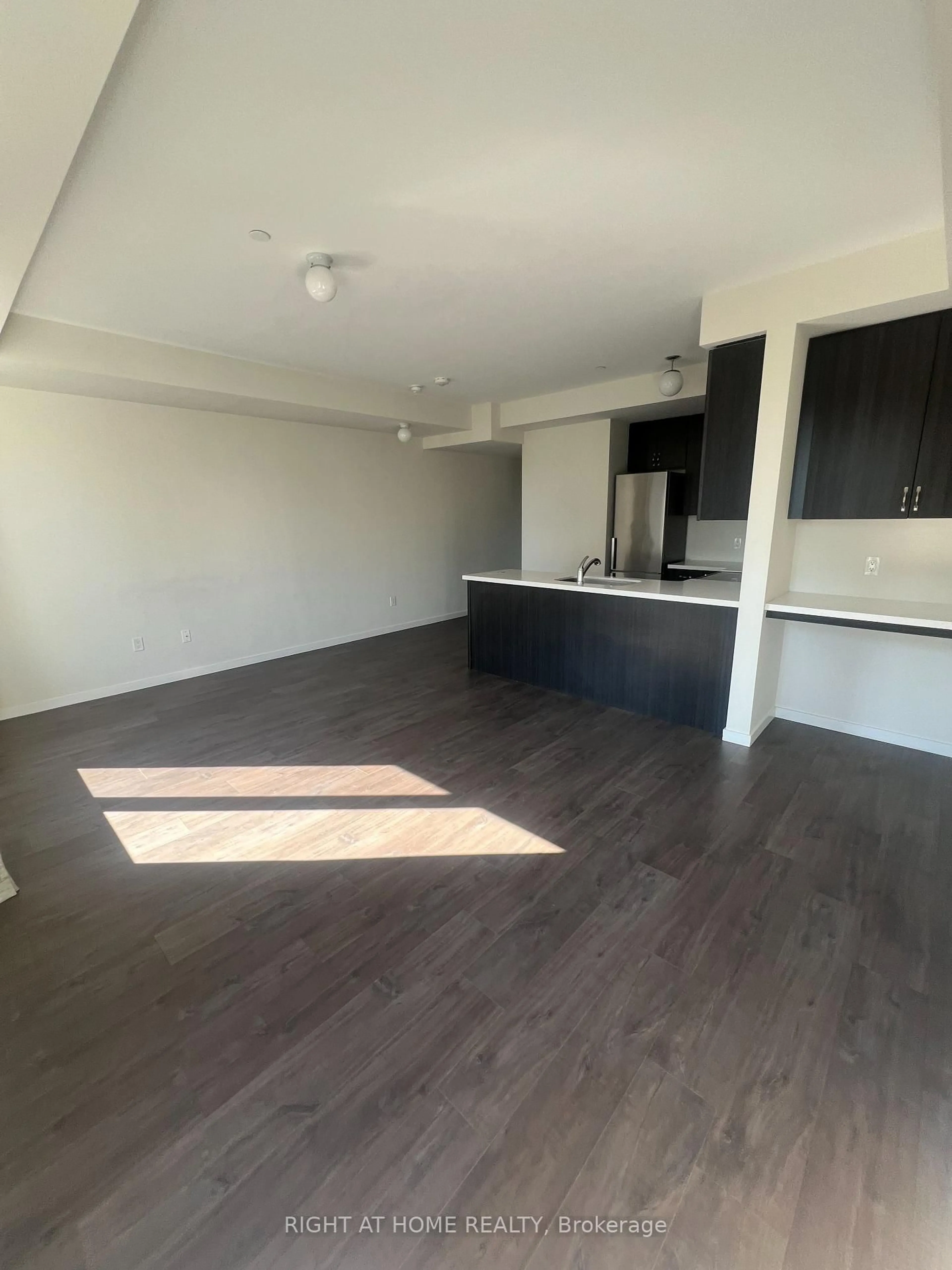 A pic of a room for 200 Alex Gardner Circ #34, Aurora Ontario L4G 3G5