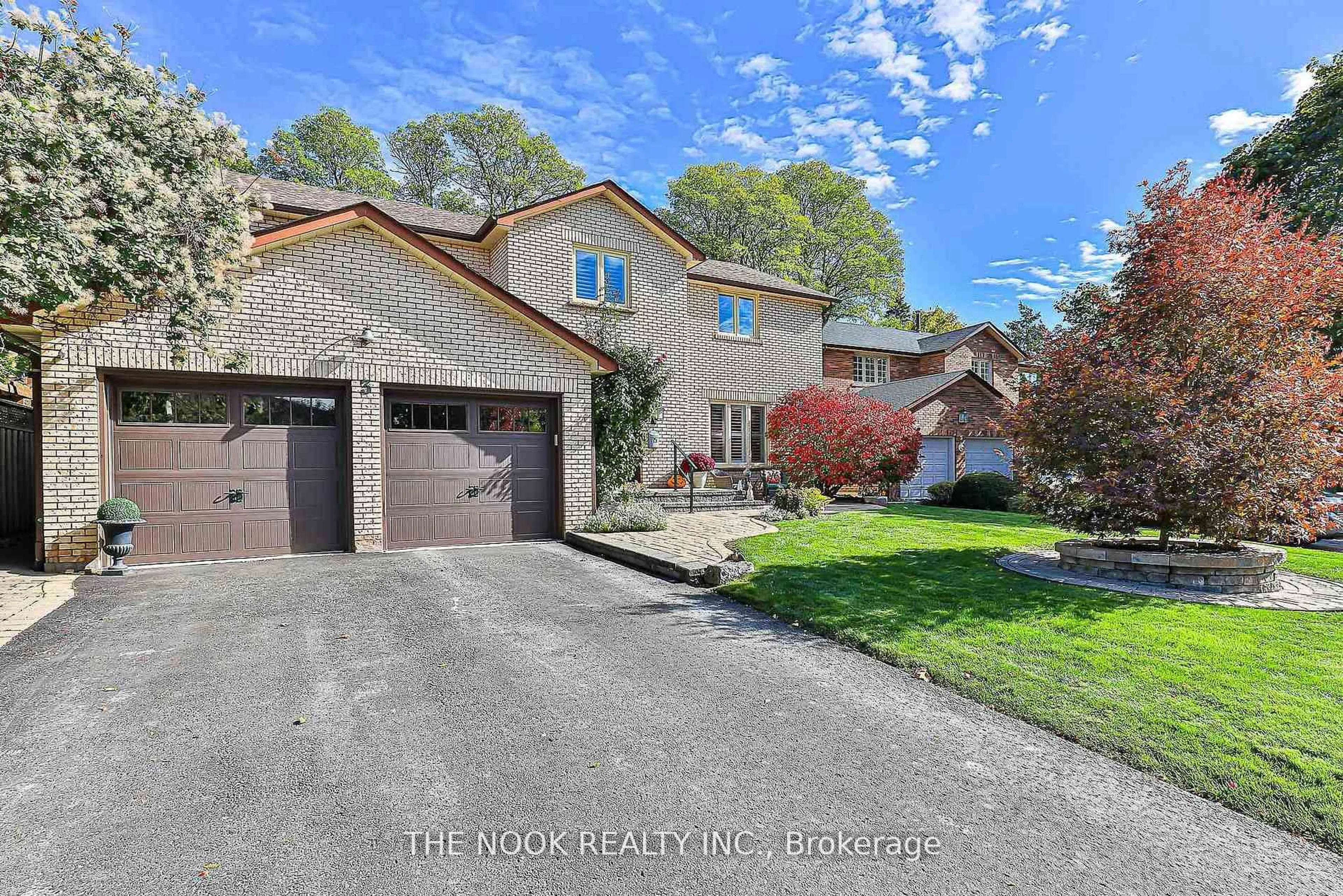 A pic from outside/outdoor area/front of a property/back of a property/a pic from drone, street for 3 King Arthur's Crt, Markham Ontario L3P 3V4