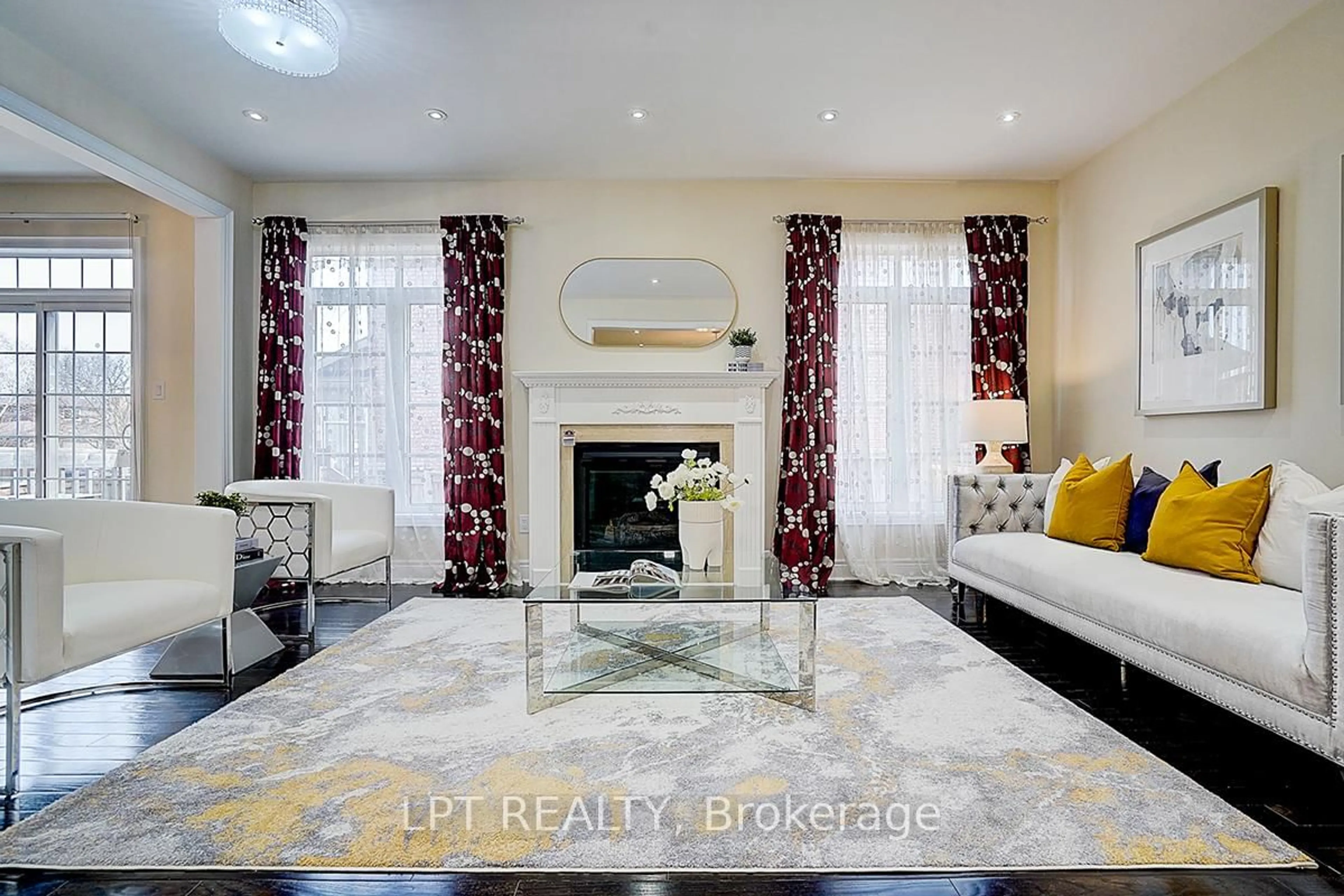 Living room with furniture, unknown for 116 Dunlop St, Richmond Hill Ontario L4C 0X1