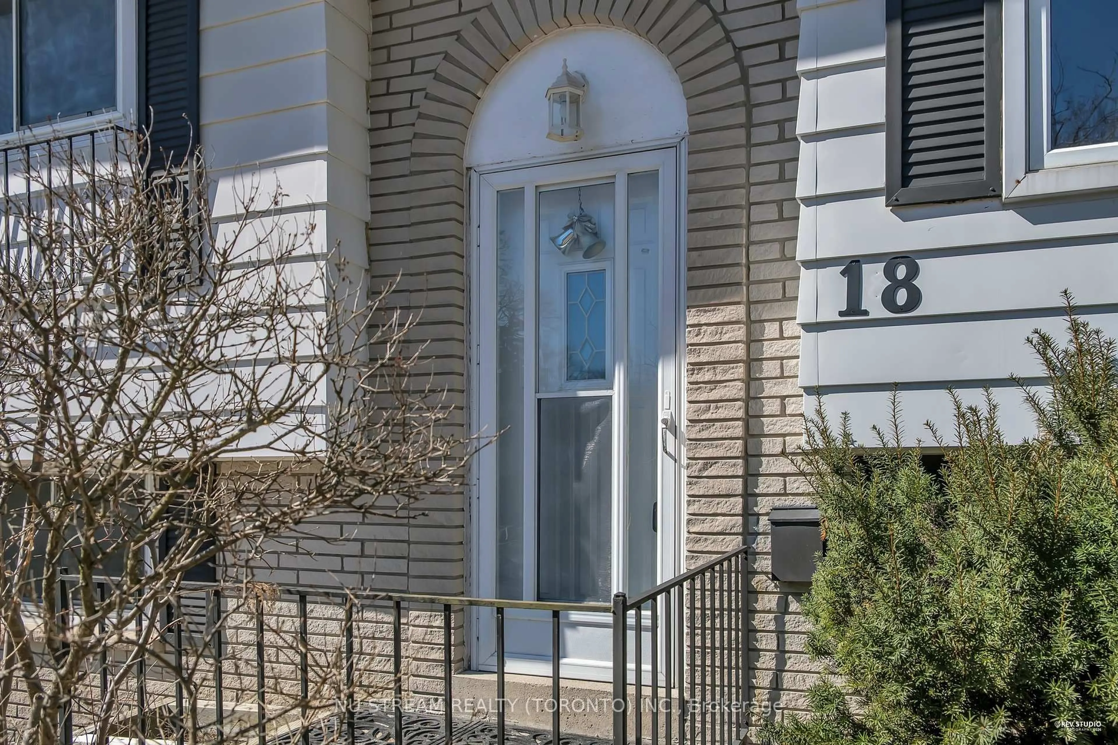 Indoor entryway for 18 Emily Carr St, Markham Ontario L3R 2K4