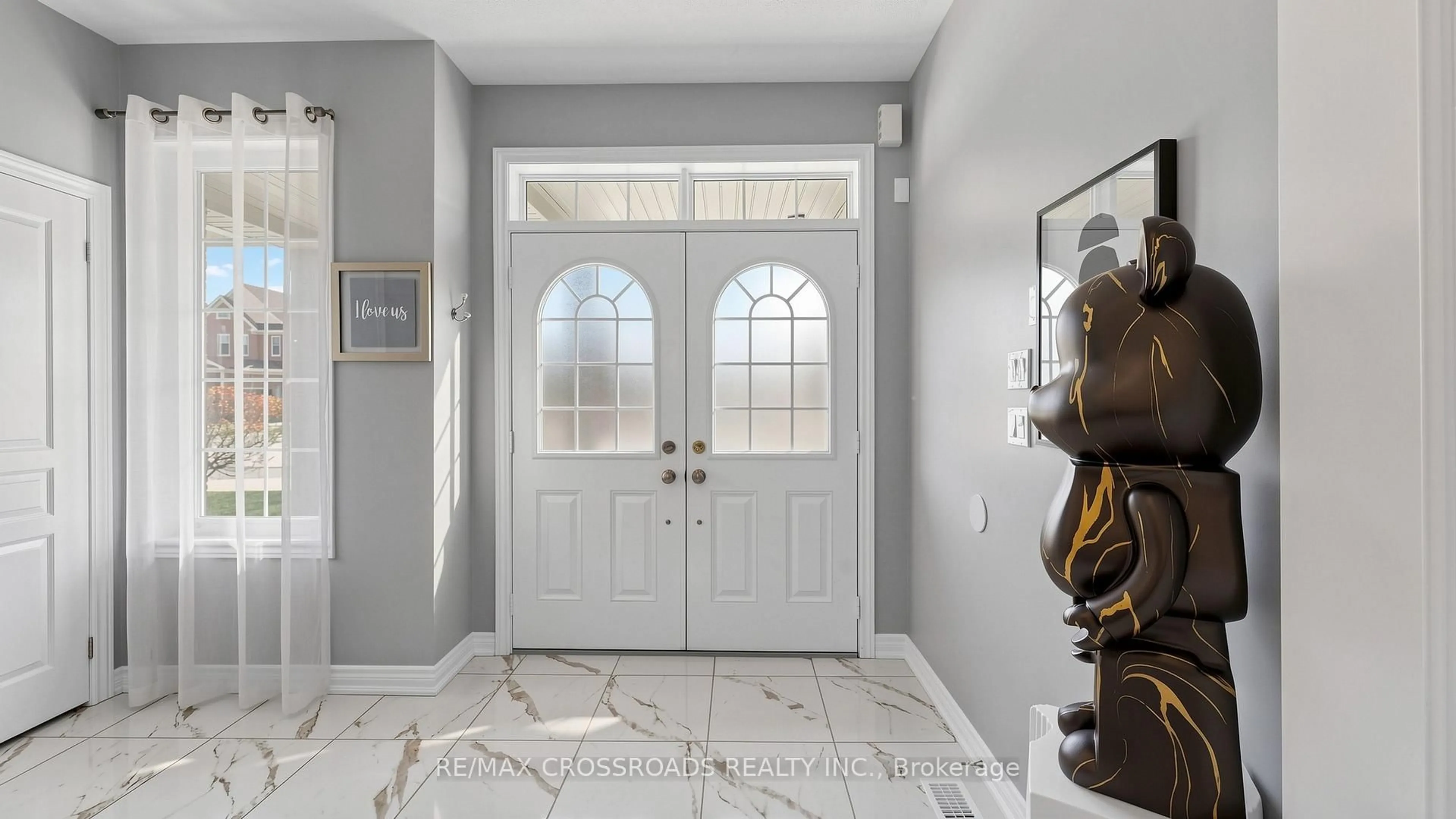 Indoor entryway for 29 Lampkin St, Georgina Ontario L0E 1R0