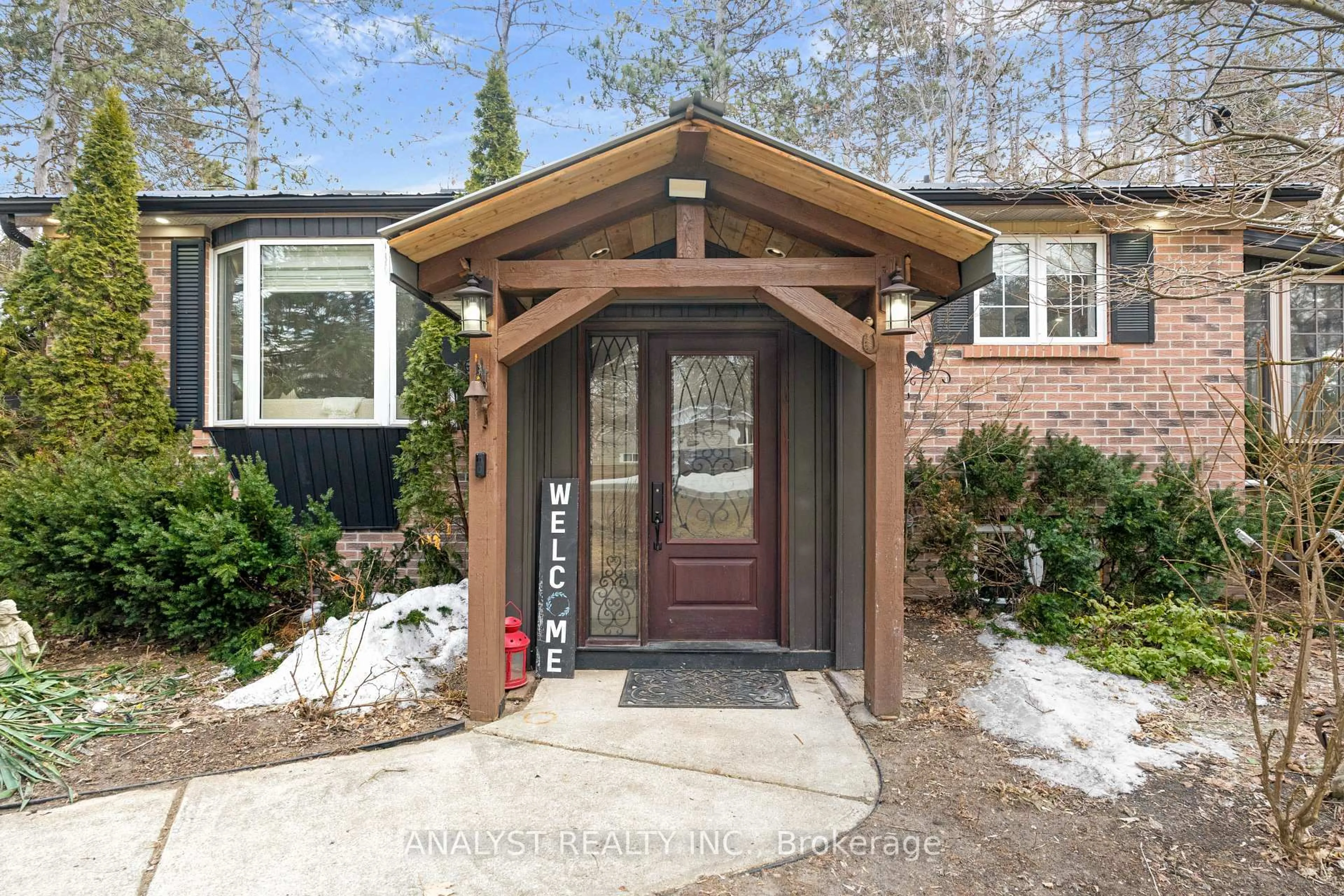 Indoor entryway for 19 Pine Park Blvd, Adjala-Tosorontio Ontario L0M 1J0
