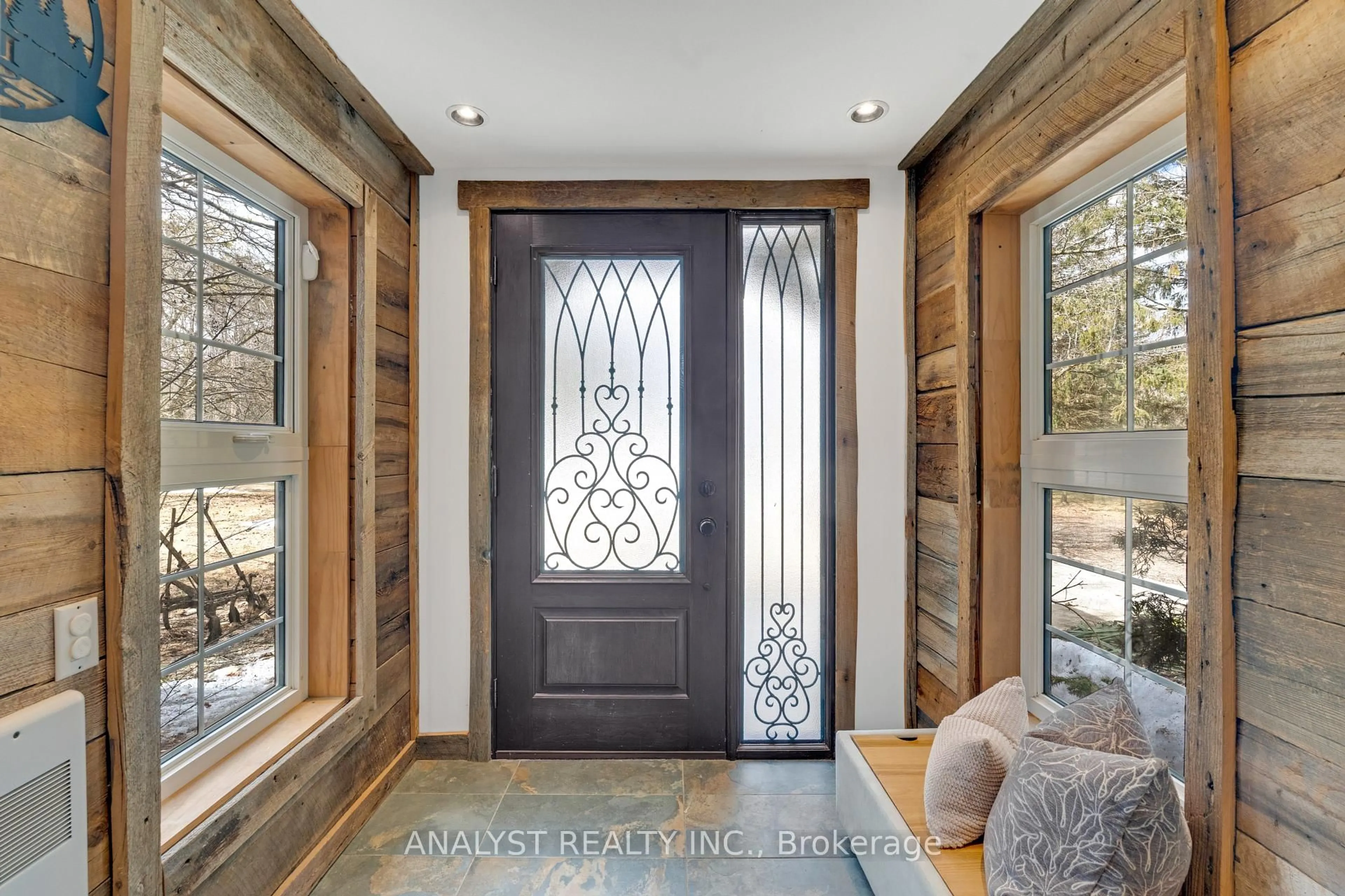 Indoor entryway for 19 Pine Park Blvd, Adjala-Tosorontio Ontario L0M 1J0