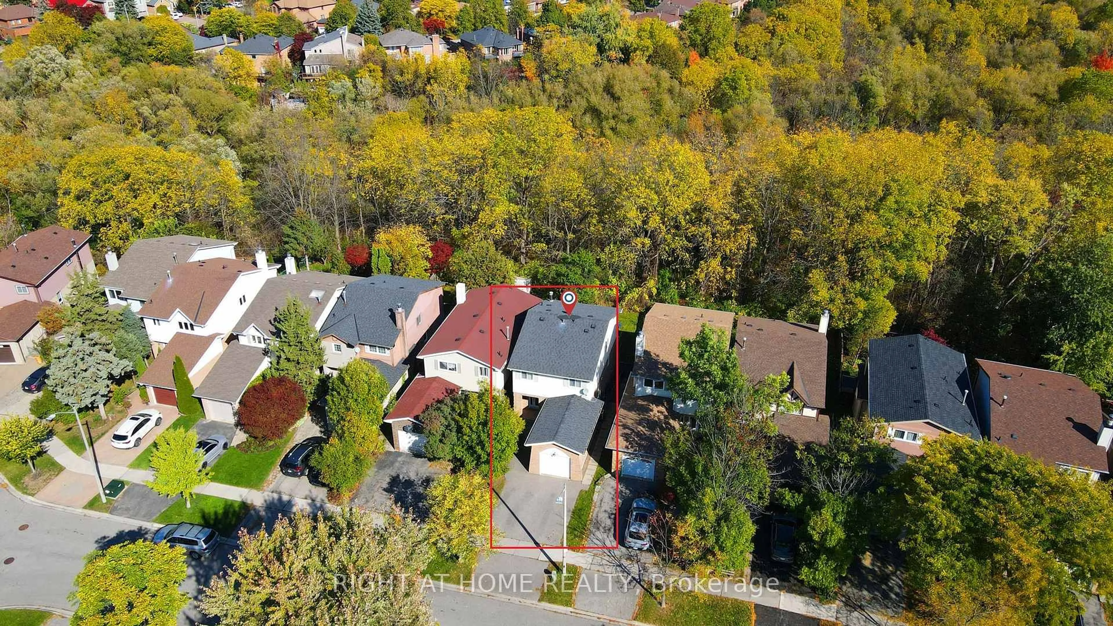 A pic from outside/outdoor area/front of a property/back of a property/a pic from drone, street for 32 Macauley Dr, Markham Ontario L3T 5S4