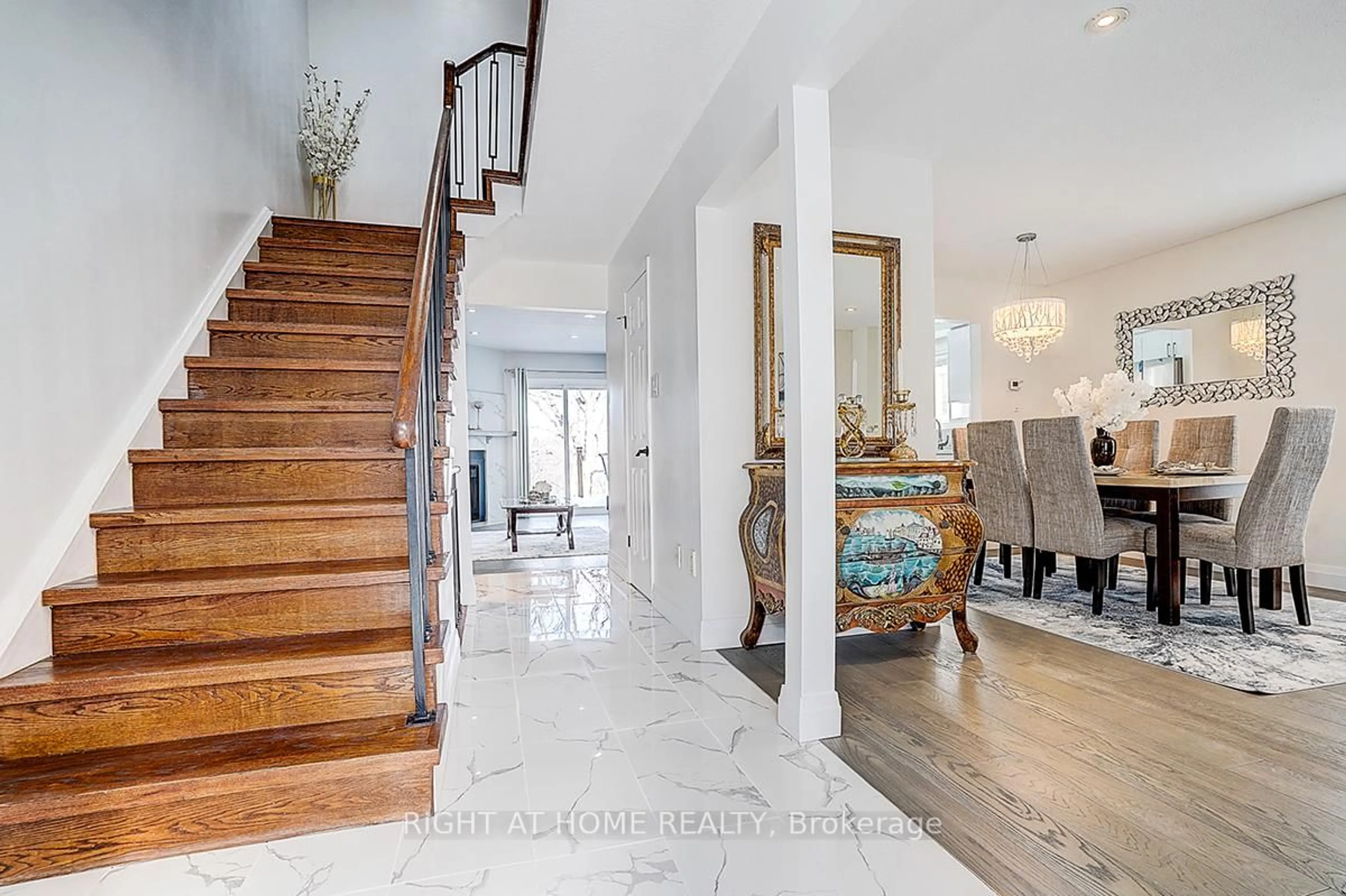 Indoor entryway for 32 Macauley Dr, Markham Ontario L3T 5S5