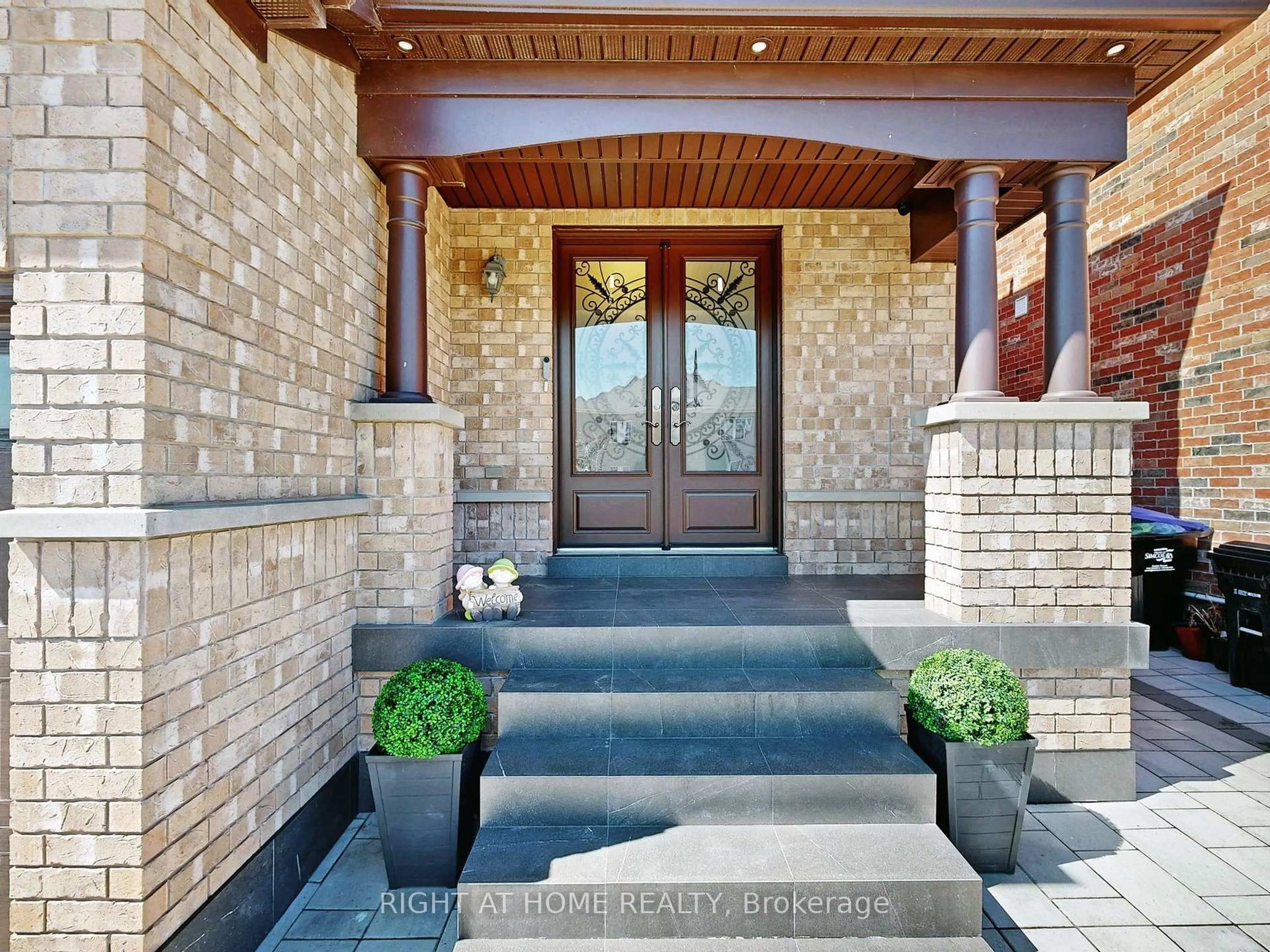 Indoor entryway for 116 Summerlyn Tr, Bradford West Gwillimbury Ontario L3Z 0E3