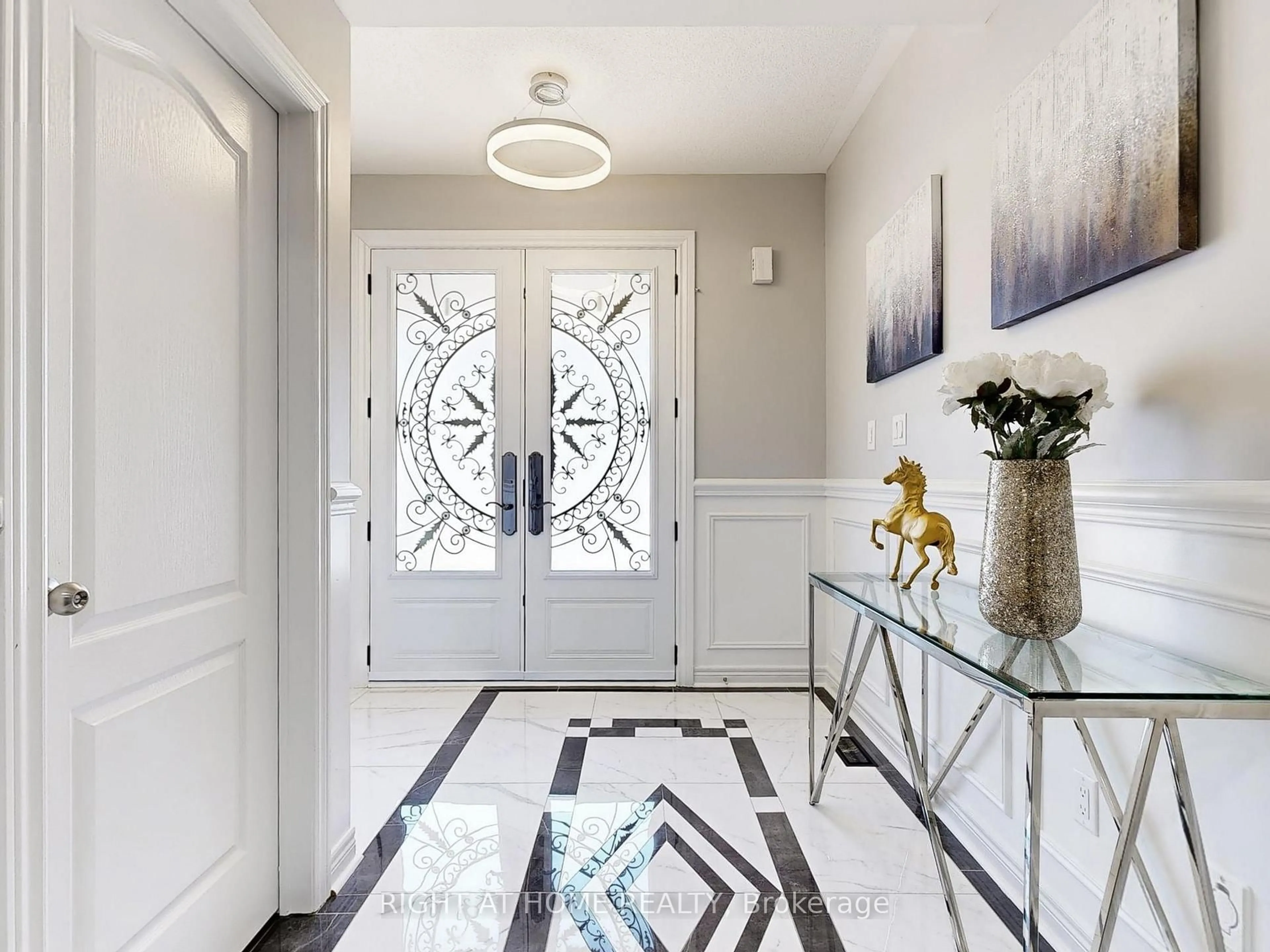 Indoor entryway for 116 Summerlyn Tr, Bradford West Gwillimbury Ontario L3Z 0E3