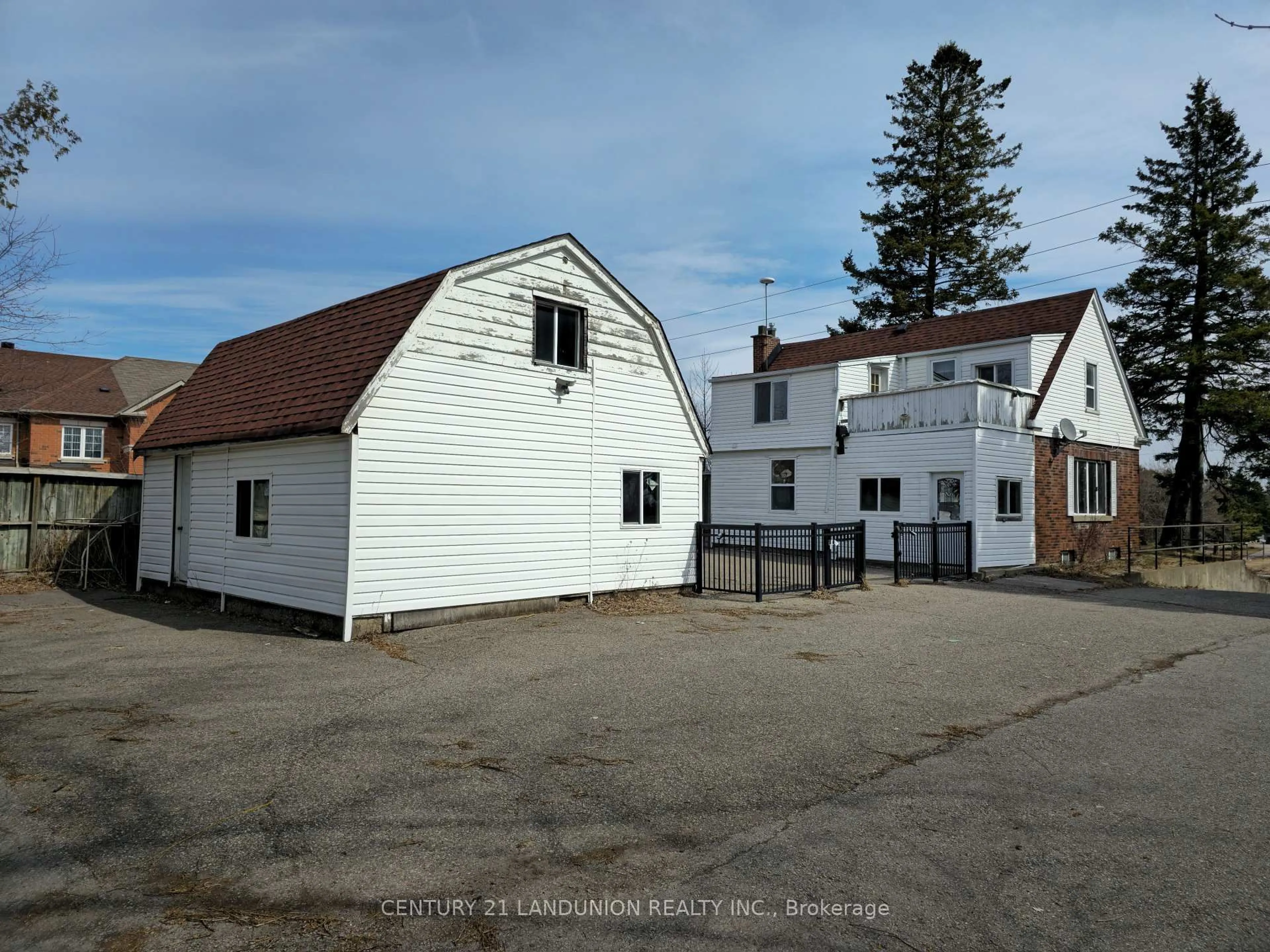 A pic from outside/outdoor area/front of a property/back of a property/a pic from drone, building for 11960 Yonge St, Richmond Hill Ontario L4E 3N6