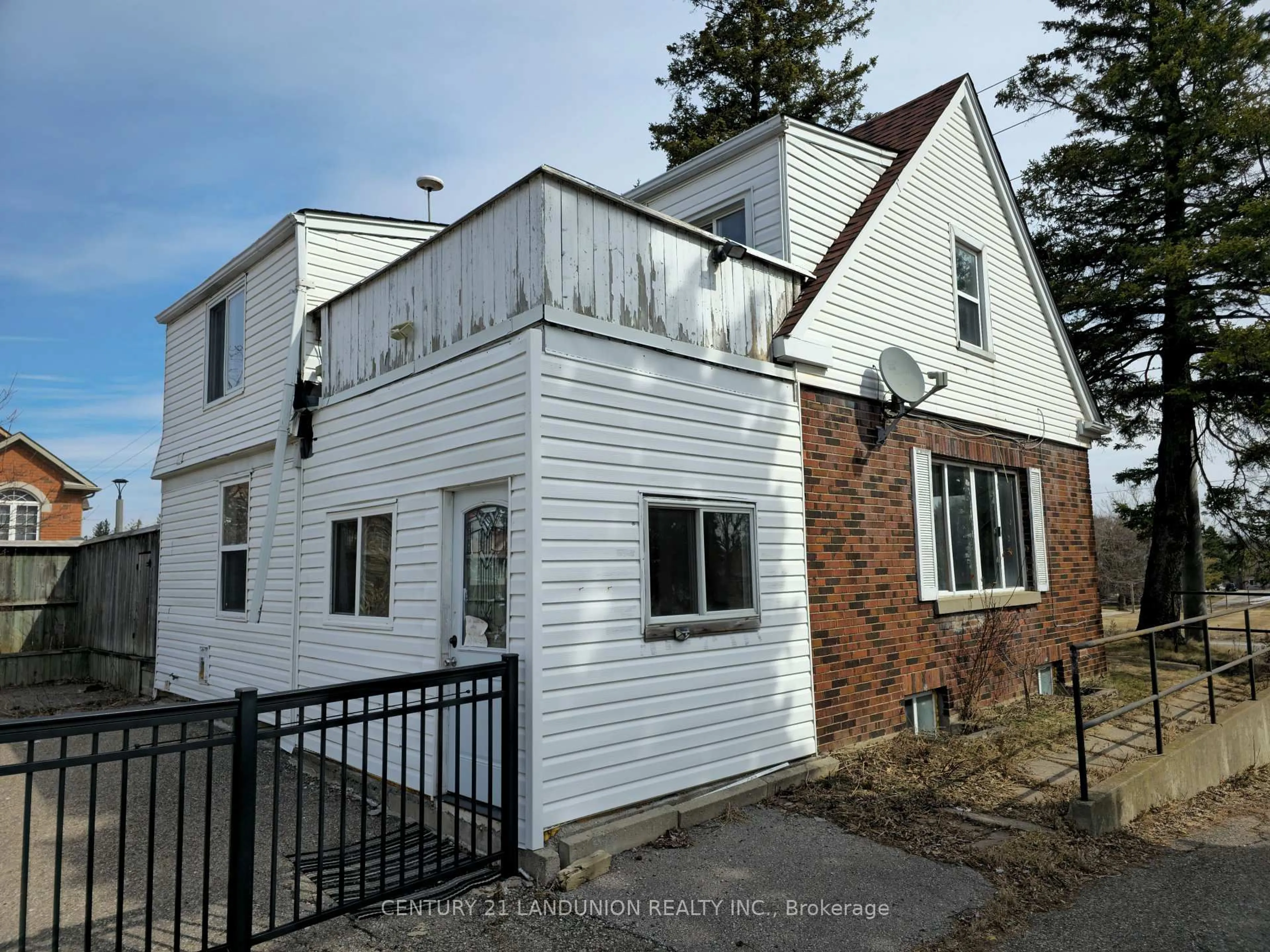 A pic from outside/outdoor area/front of a property/back of a property/a pic from drone, building for 11960 Yonge St, Richmond Hill Ontario L4E 3N6