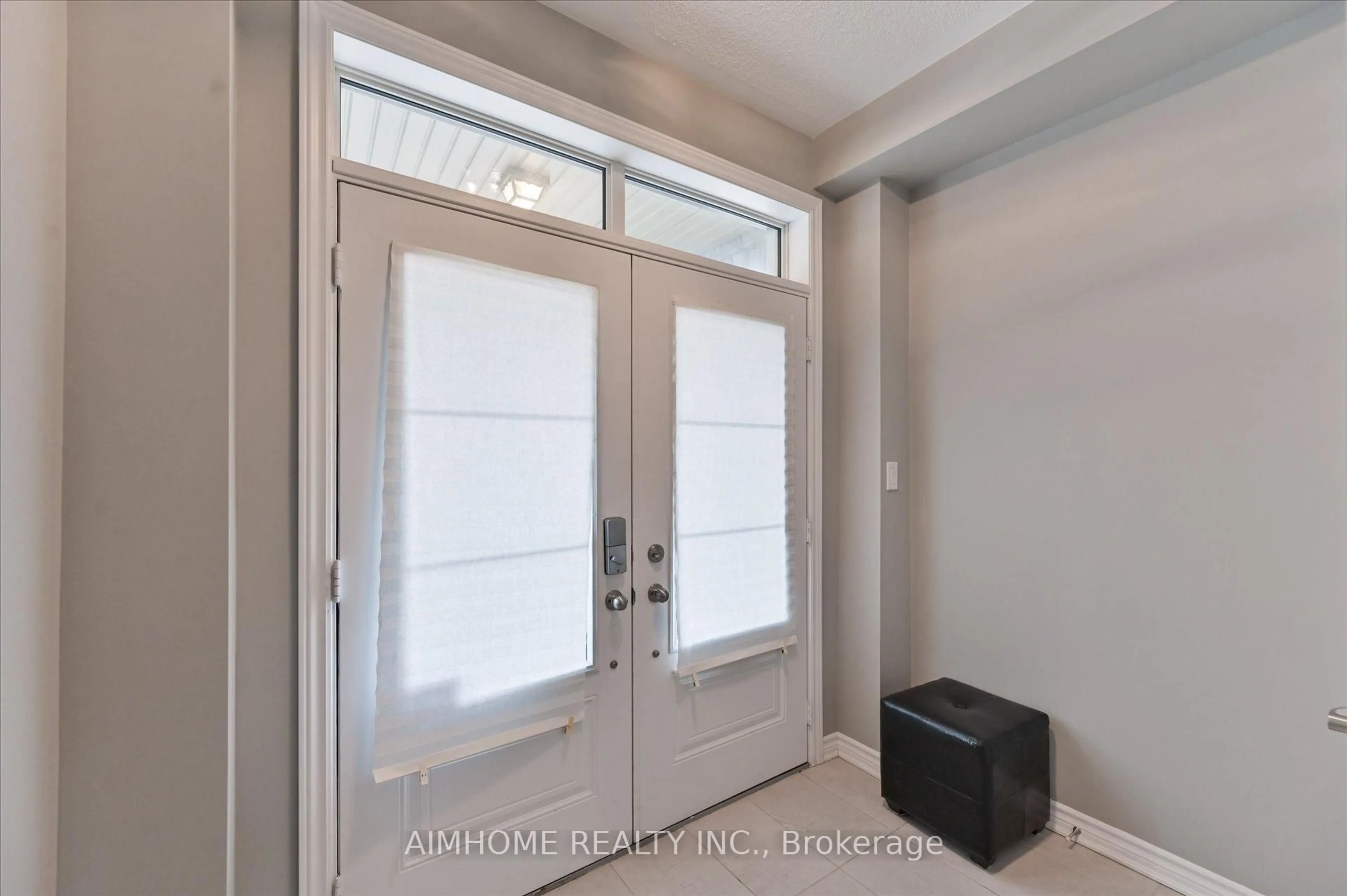Indoor entryway for 52 vedette Way, Vaughan Ontario L4H 4K2