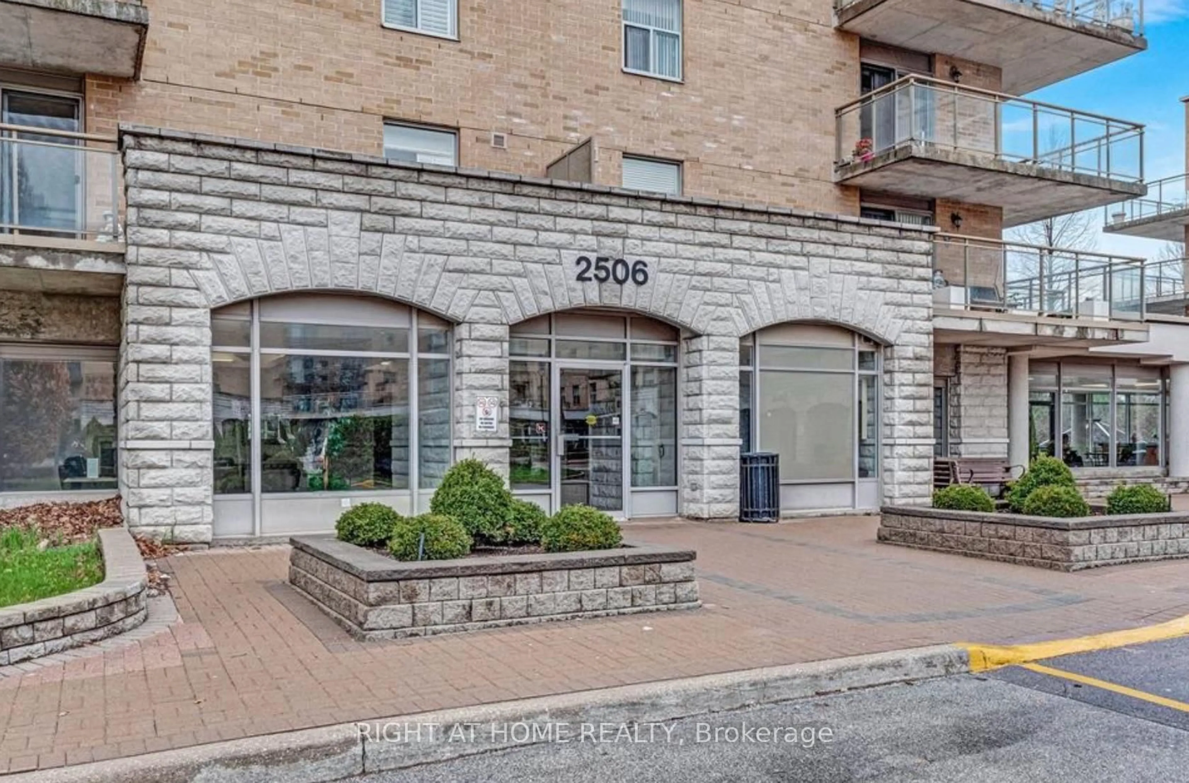 Indoor foyer for 2506 Rutherford Rd #501, Vaughan Ontario L4K 5N4