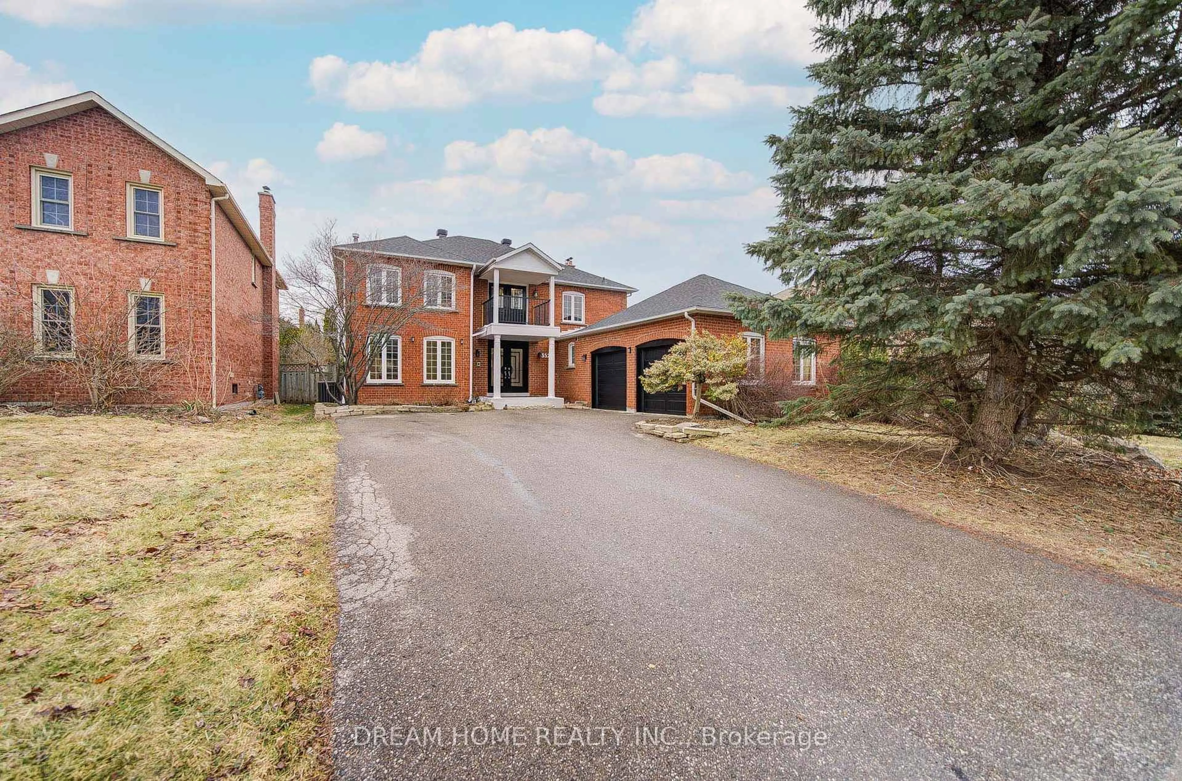 A pic from outside/outdoor area/front of a property/back of a property/a pic from drone, street for 352 Kennedy St, Aurora Ontario L4G 5M4