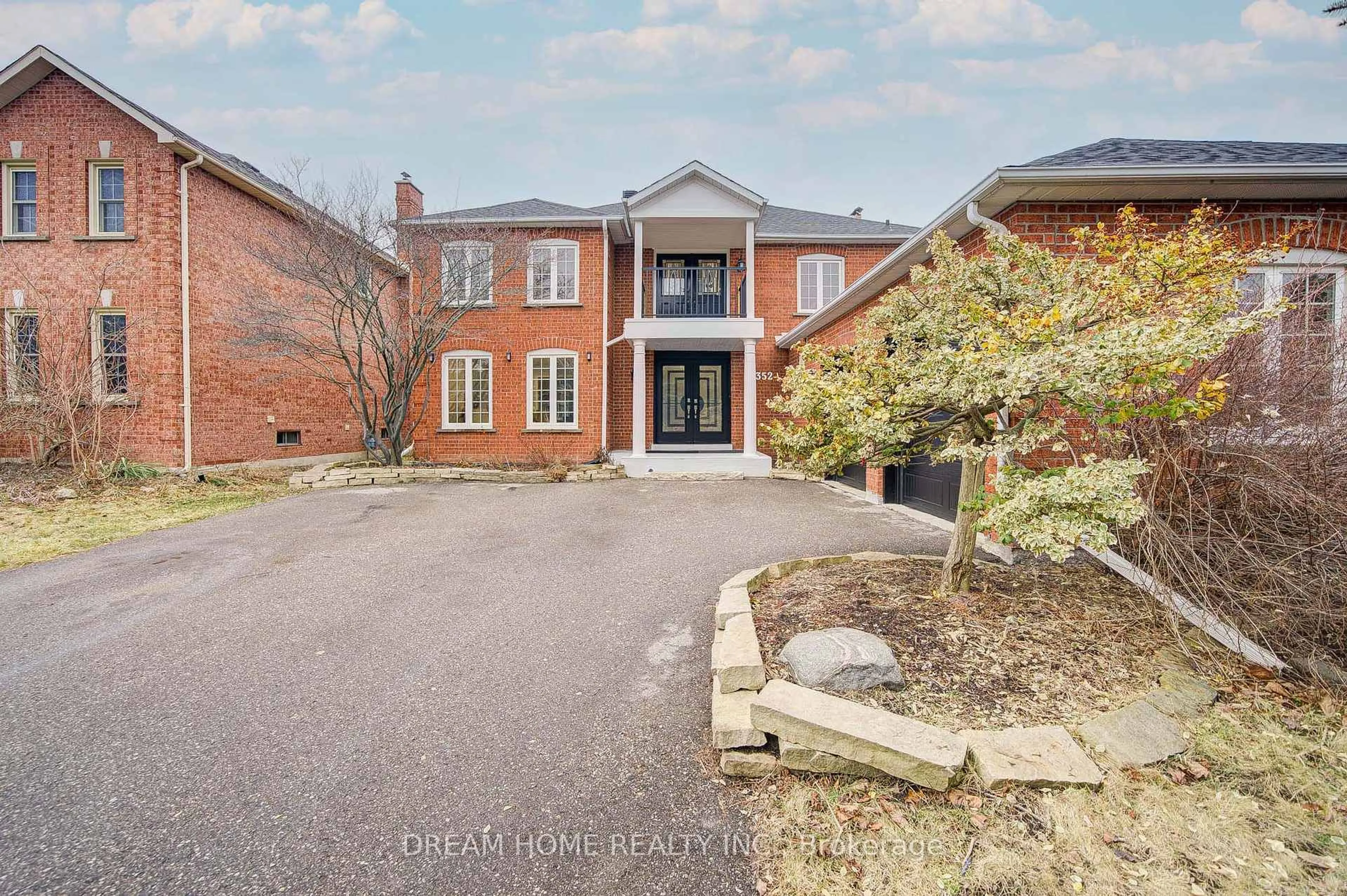 A pic from outside/outdoor area/front of a property/back of a property/a pic from drone, street for 352 Kennedy St, Aurora Ontario L4G 5M4