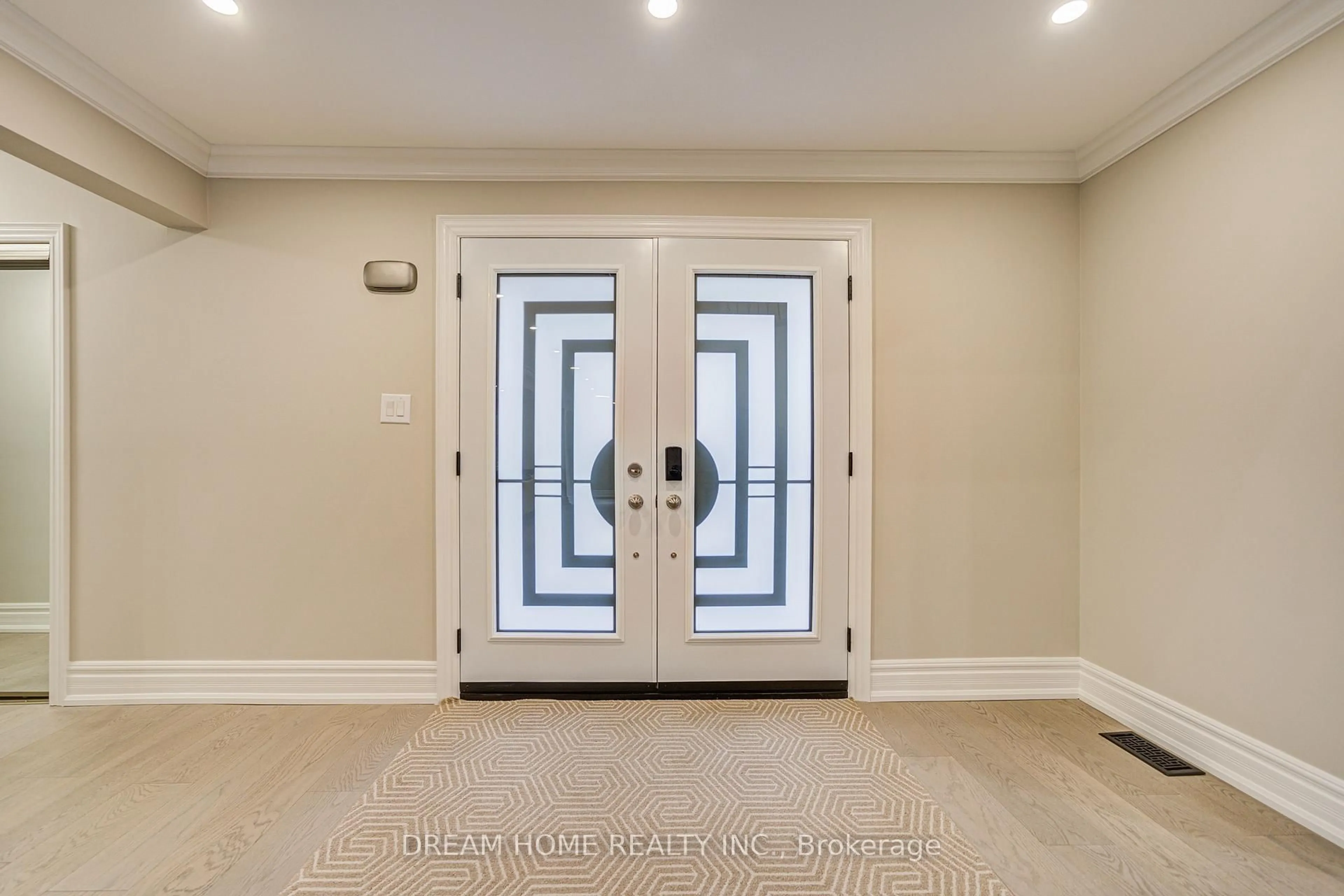 Indoor entryway for 352 Kennedy St, Aurora Ontario L4G 5M4