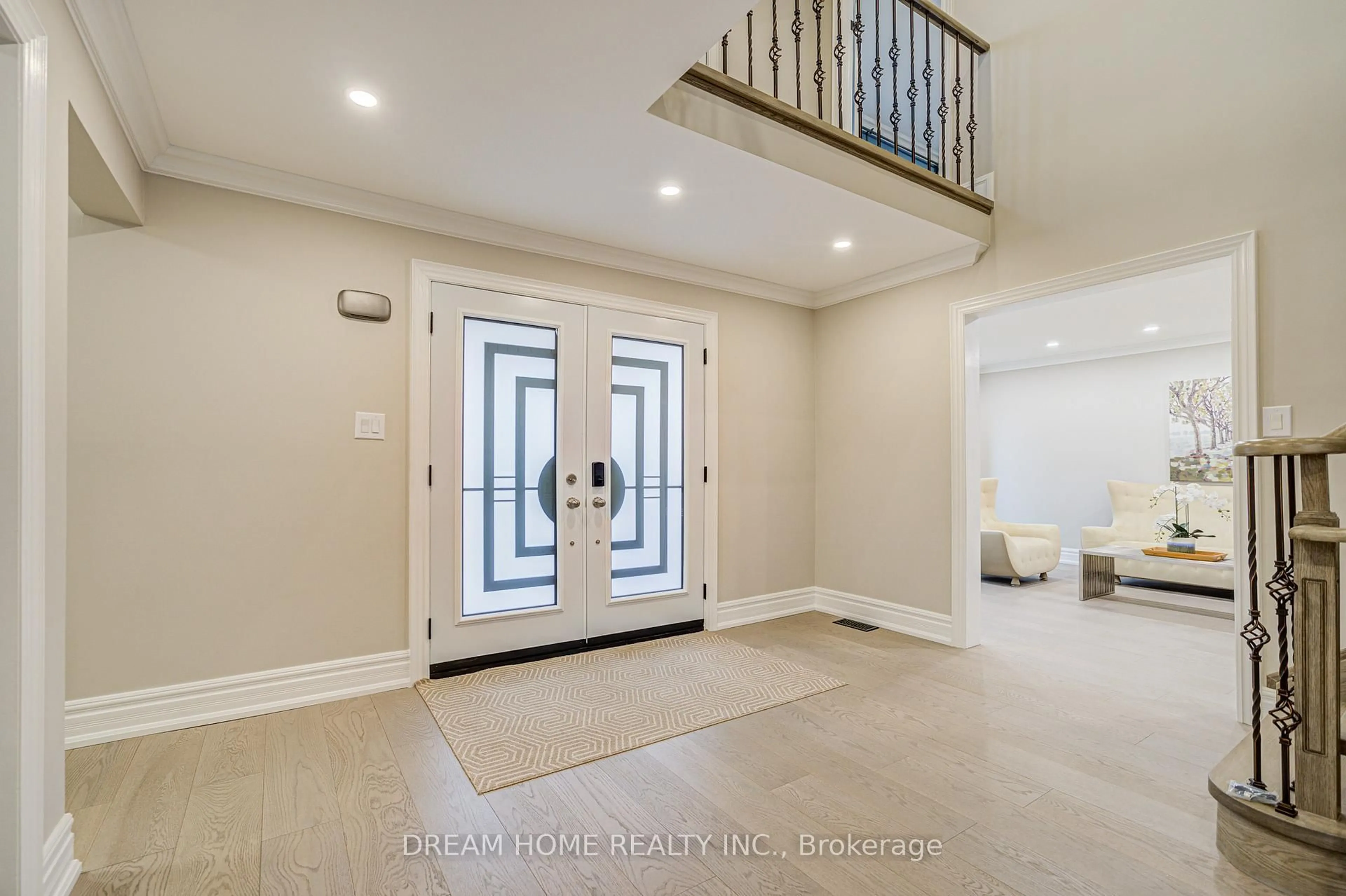 Indoor entryway for 352 Kennedy St, Aurora Ontario L4G 5M4